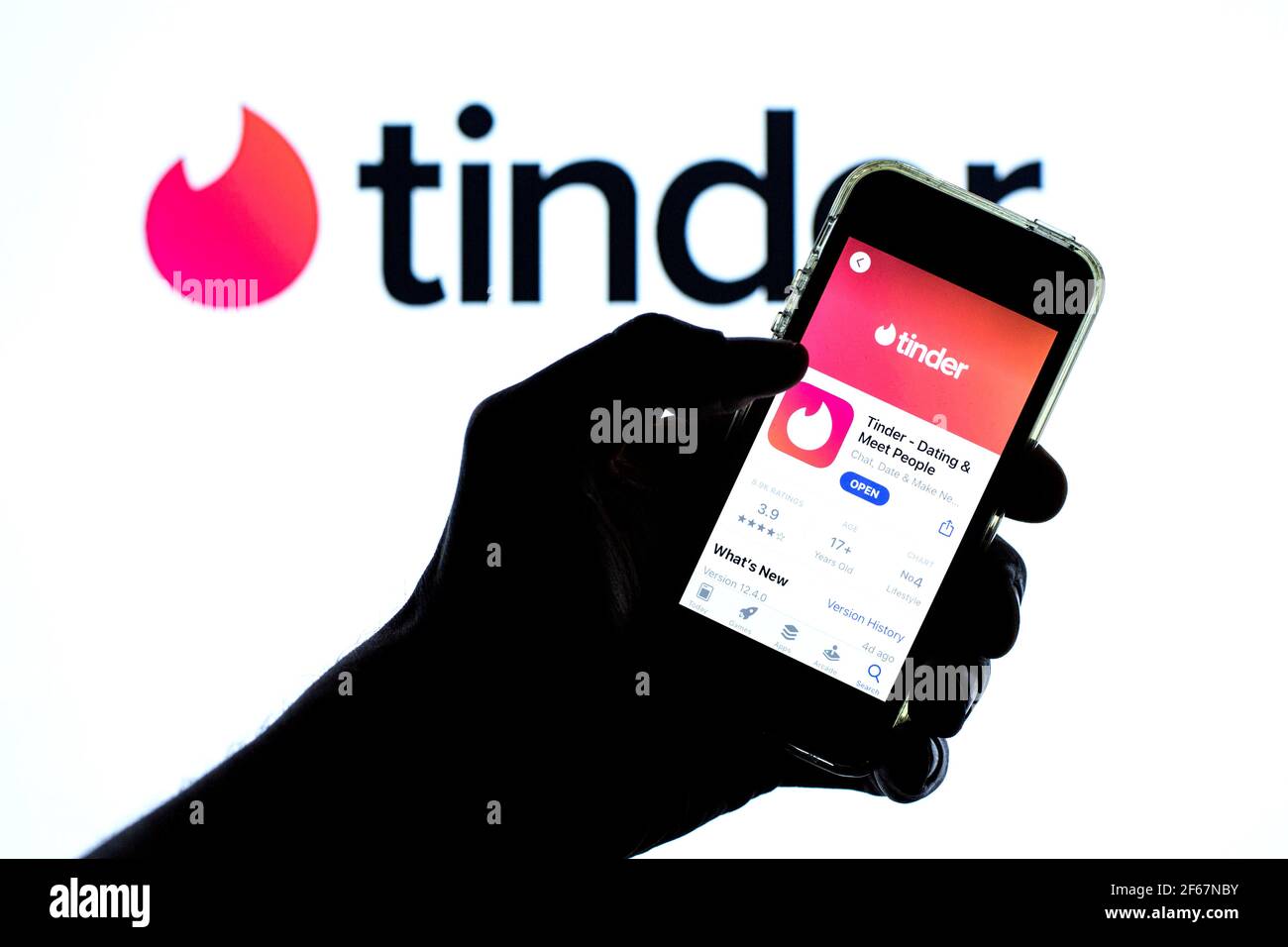 Spanien. März 2021, 30th. In dieser Abbildung wird die Tinder-App im App Store auf einem Smartphone-Bildschirm und im Hintergrund ein Tinder-Logo angezeigt. Kredit: Thiago Prudencio/SOPA Images/ZUMA Wire/Alamy Live Nachrichten Stockfoto