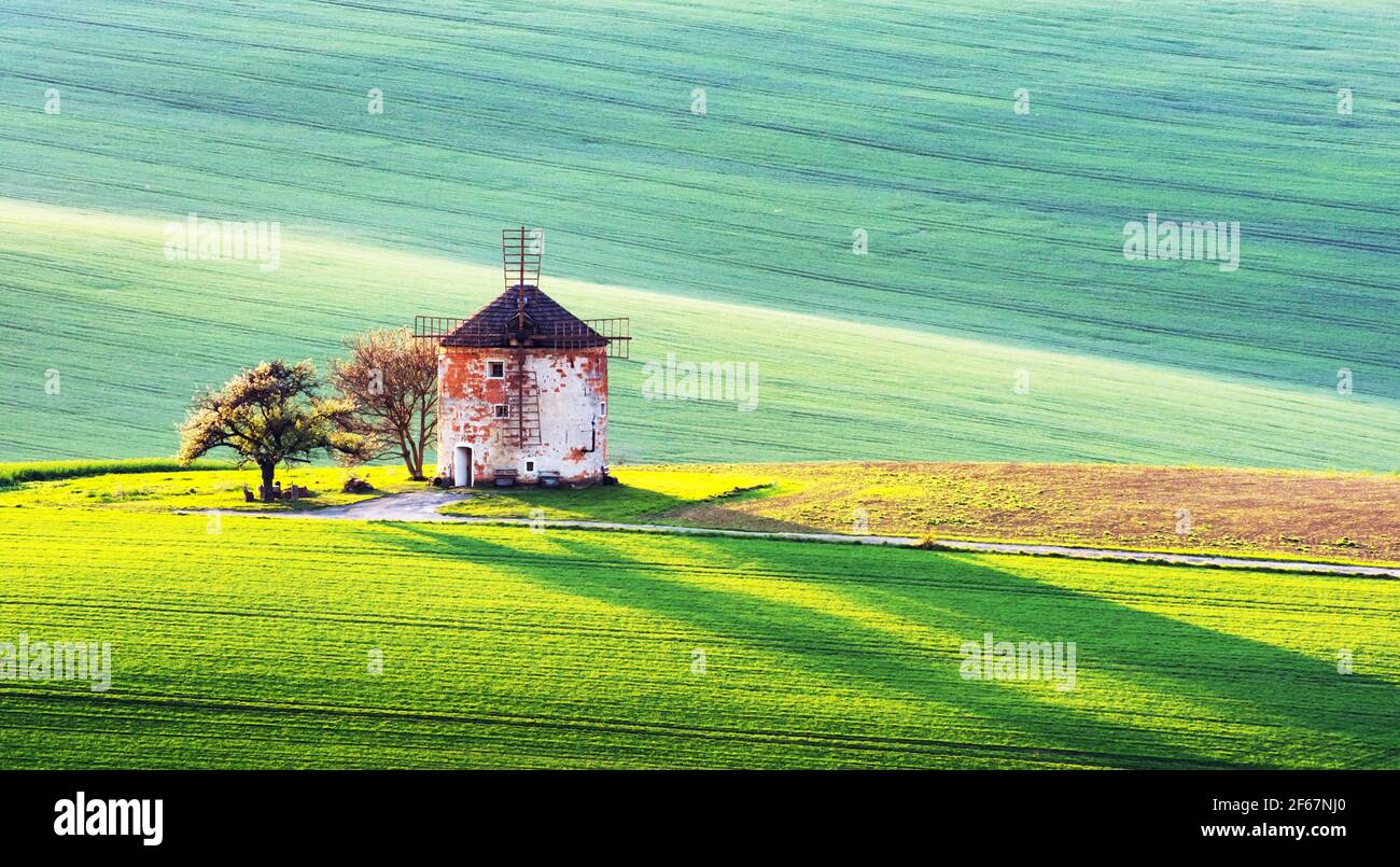 Malerische ländliche Landschaft mit alter Windmühle Stockfoto