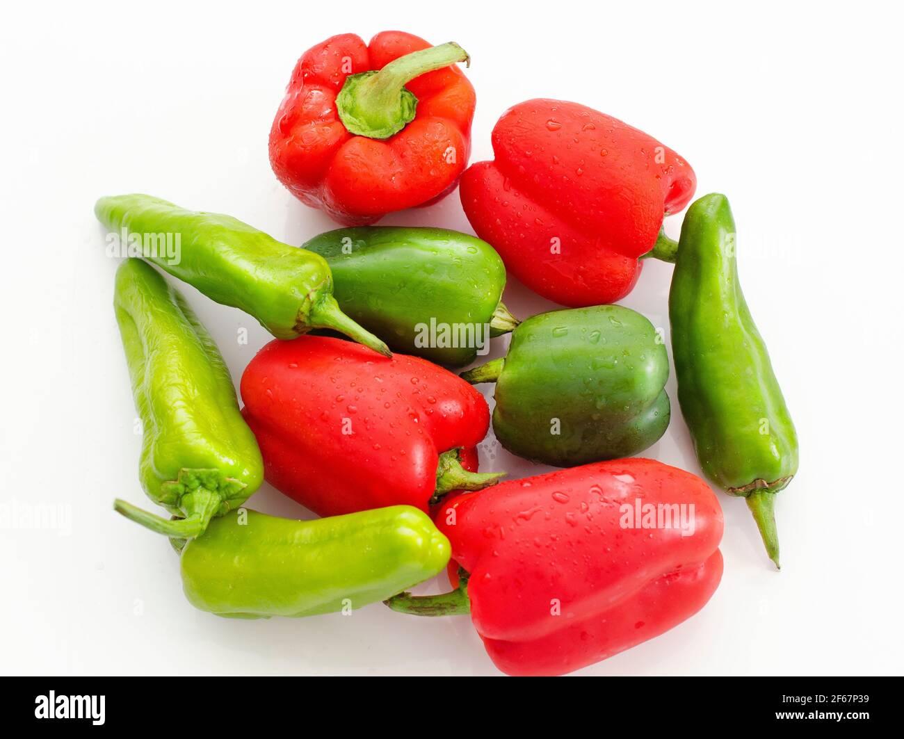 Farm frische rote und grüne Paprika isoliert auf weißem Hintergrund. Stockfoto