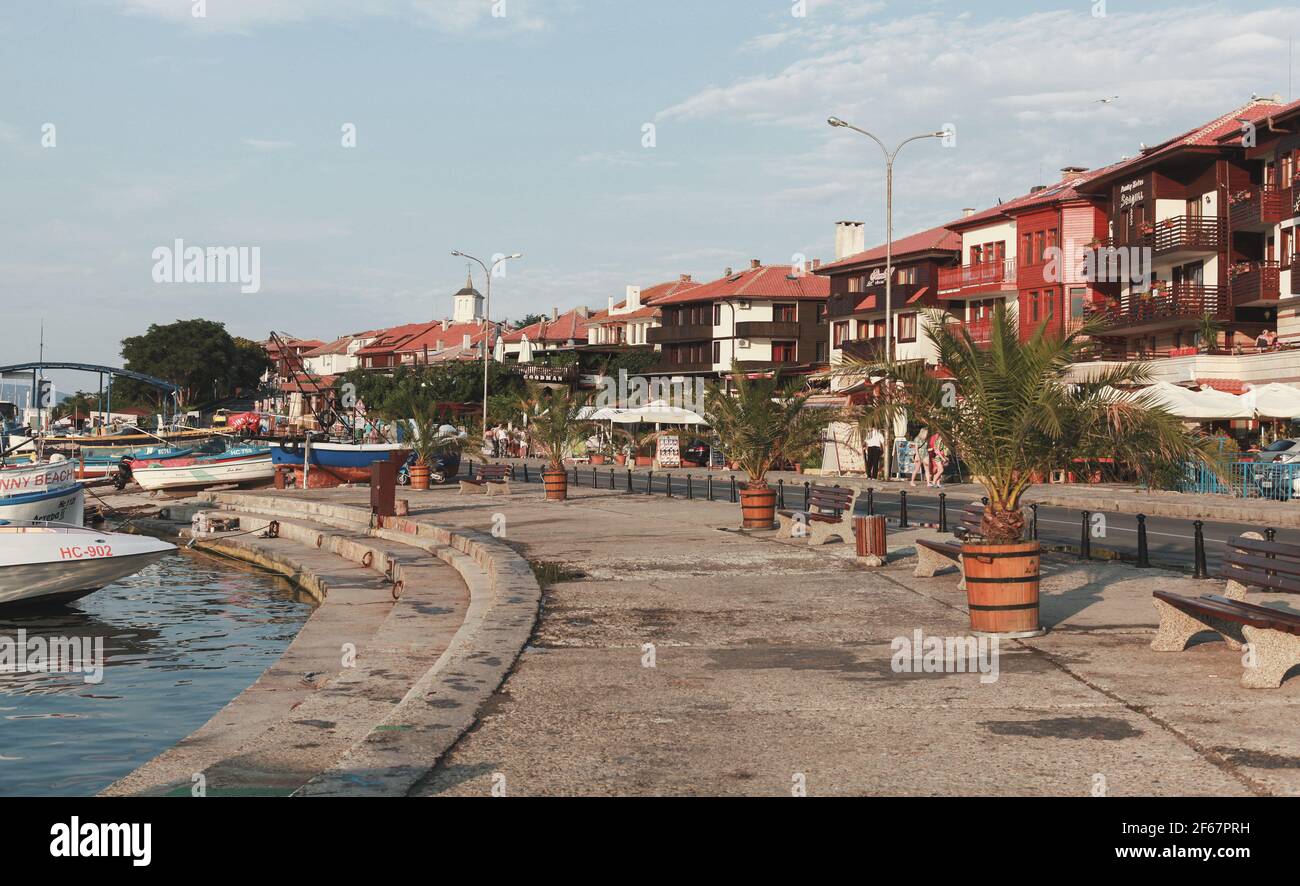 Nessebar, Bulgarien - 20. Juli 2014: Straßenansicht der Altstadt von Nessebar. Gewöhnliche Menschen gehen die Straße entlang Stockfoto