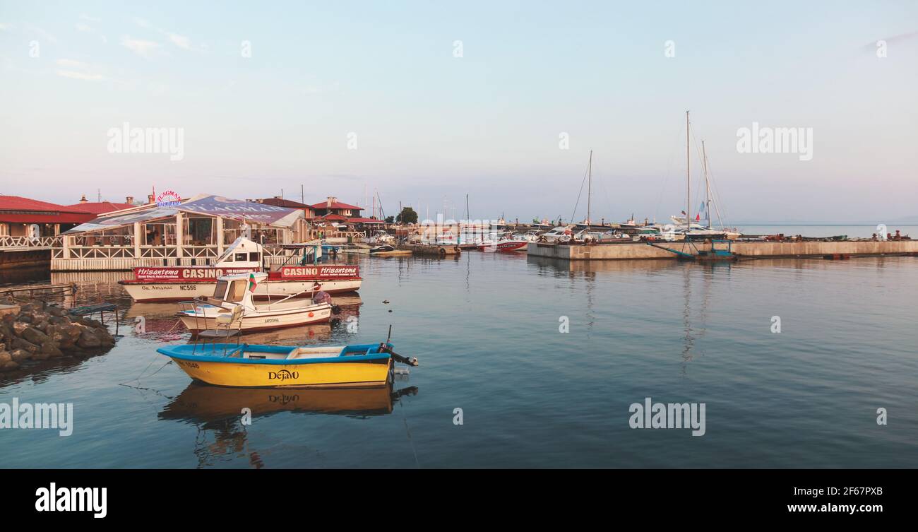 Nessebar, Bulgarien - 20. Juli 2014: Nessebar alter Hafenblick mit bunten Fischerbooten Stockfoto