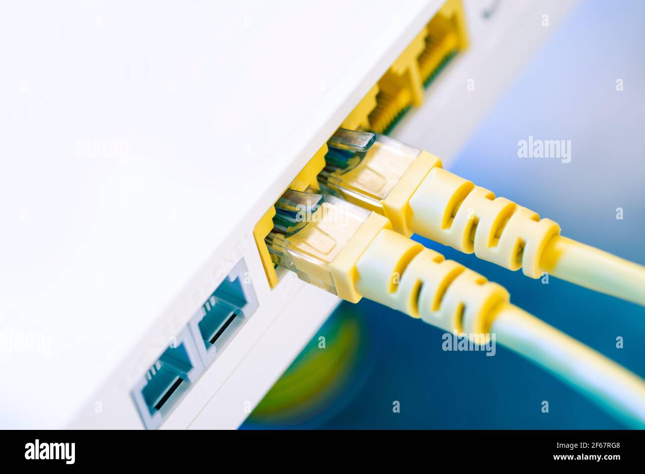 Zwei Netzwerkkabel, die mit dem Hub verbunden sind. Stockfoto