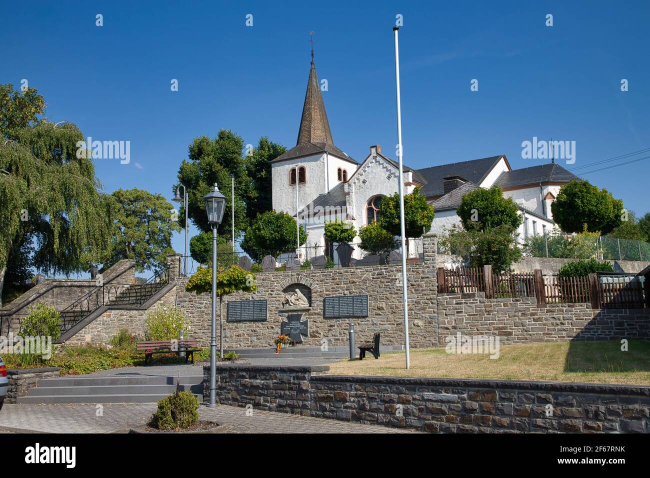 DEUTSCHLAND, RHEINLAND-PFALZ, HÜMMEL - 10. AUGUST 2020: Die Kirche St. Cyriacus im Ortskern von Hümmel Stockfoto
