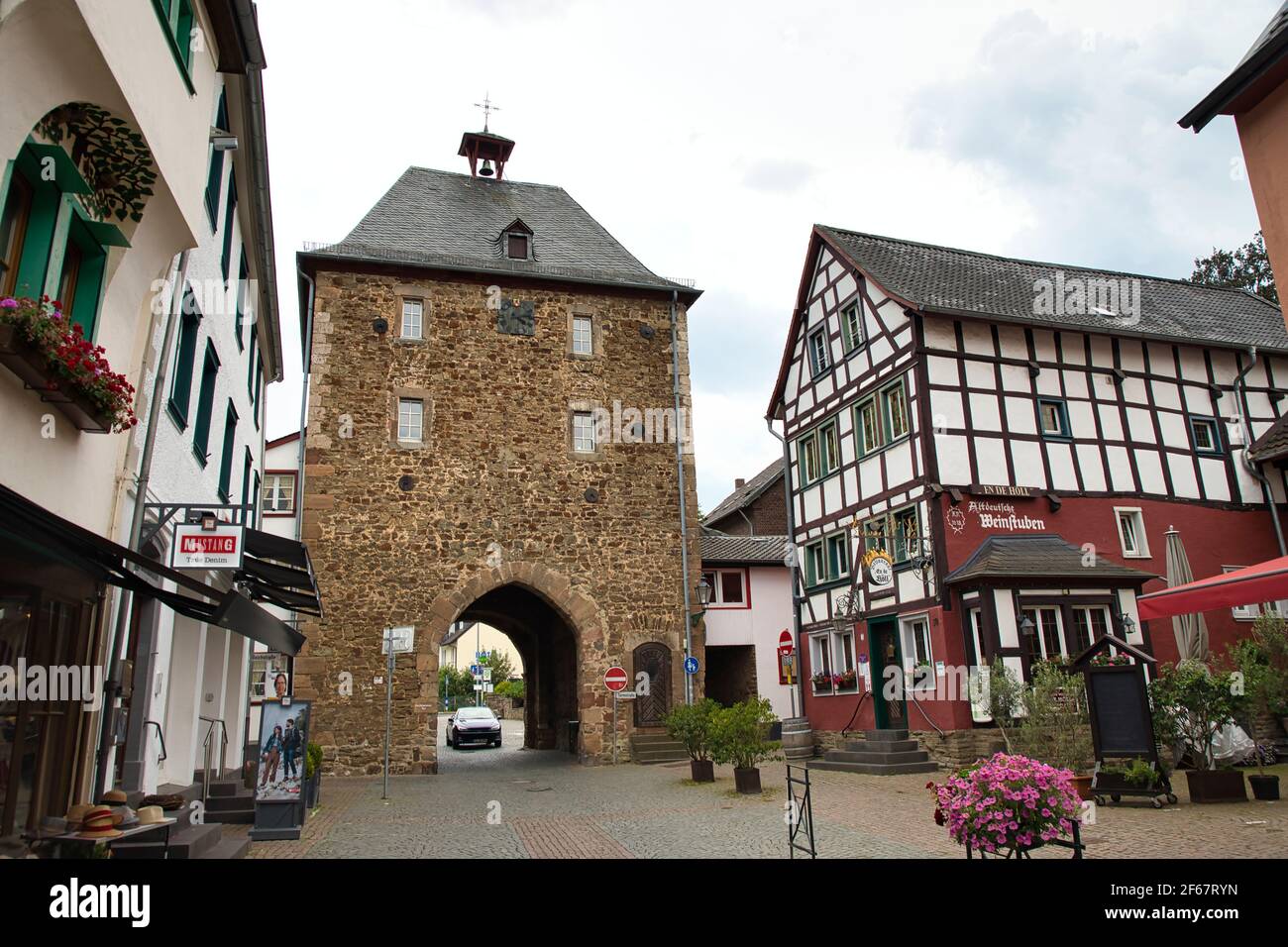 DEUTSCHLAND, BAD MÜNSTEREIFEL - AUGUST 10,2020: Das Orchheimer Tor von der Altstadt aus gesehen Stockfoto