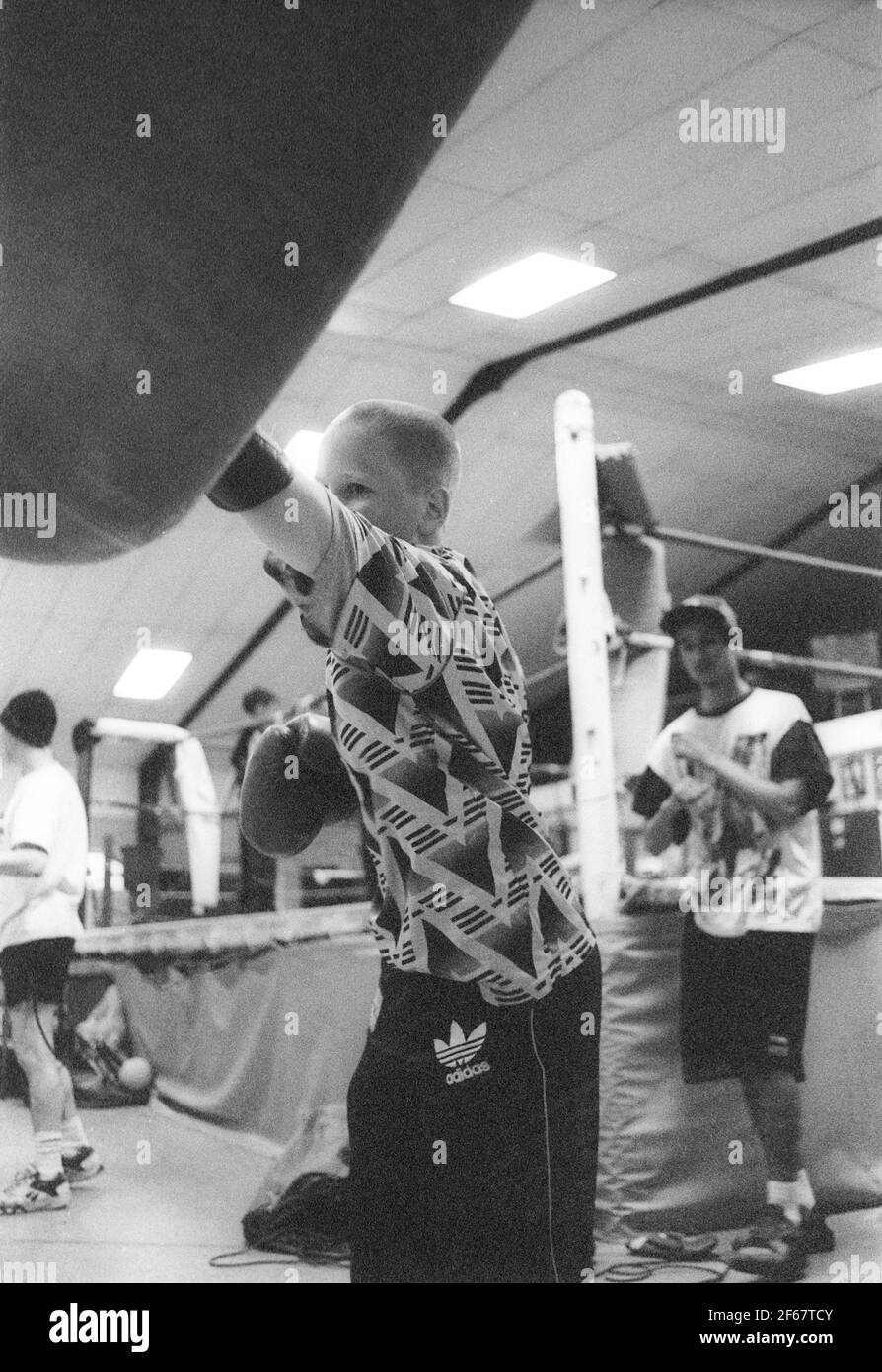 Junge Jungen beim Training im Boxing Club Stockfoto