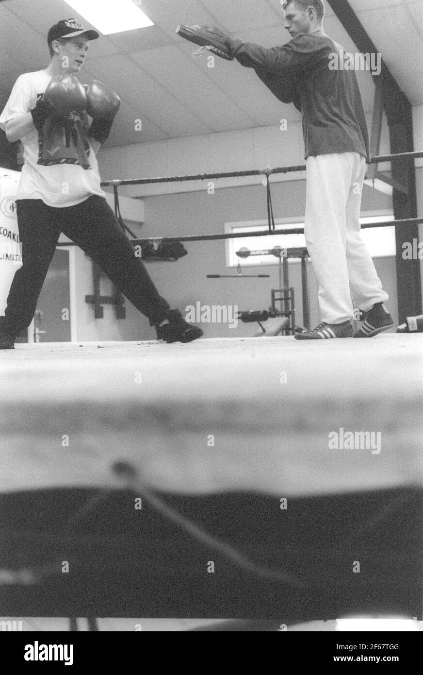 Junge Jungen beim Training im Boxing Club Stockfoto