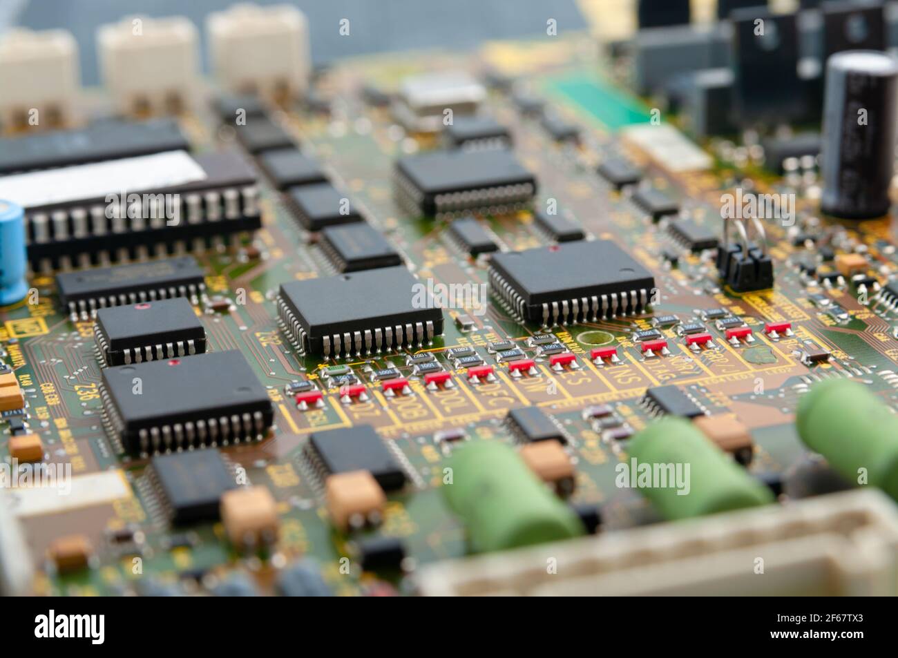 Nahaufnahme der elektronischen Leiterplatte mit Mikrochip, Prozessor, integrierten Schaltungen, Widerständen und elektronischen Anschlüssen. Stockfoto