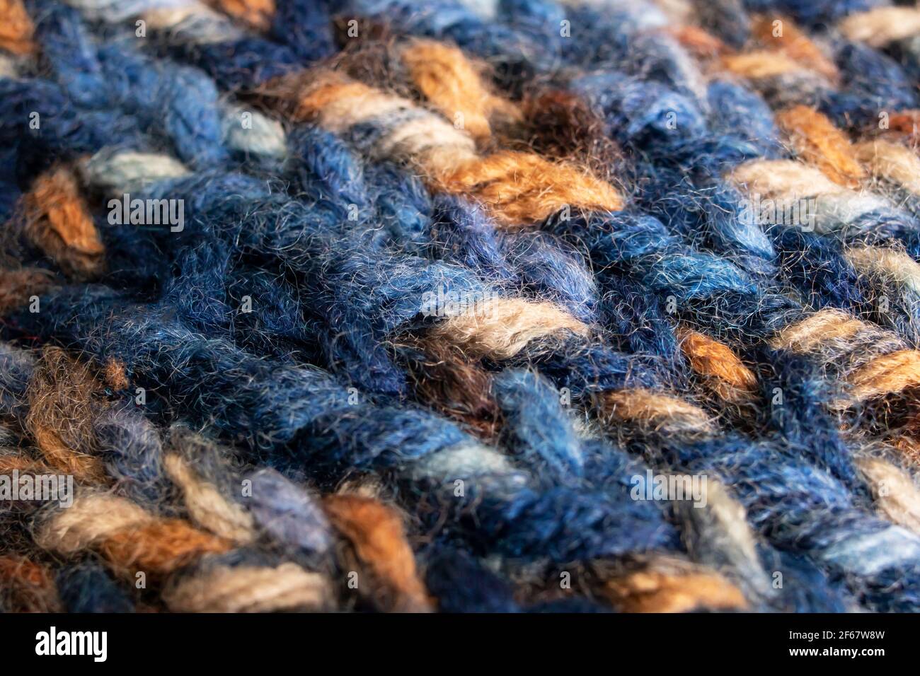Große Schlaufen in blauer Wollstrick-Qualität Stockfoto