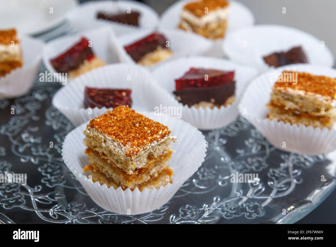 Biskuitkuchen in Pappbechern auf einem Tablett Süßes Dessert. Stockfoto