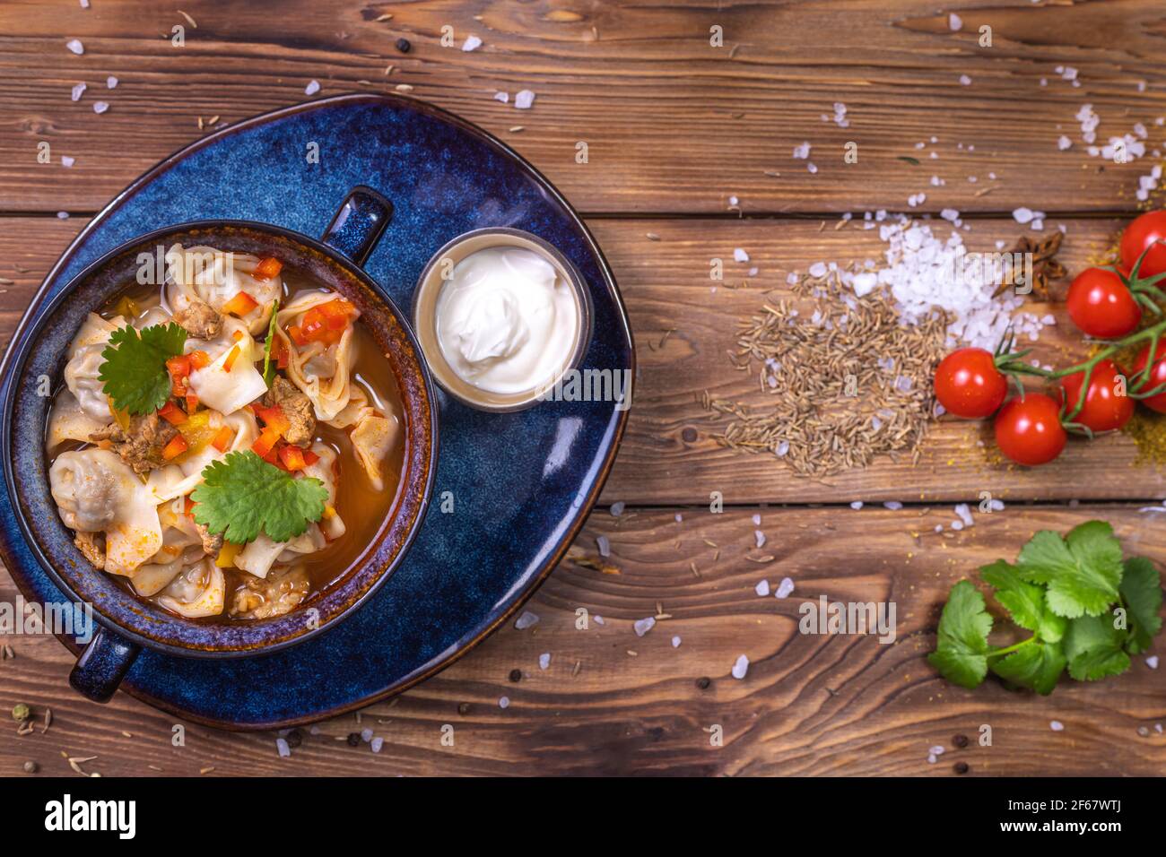 Suppe im Sortiment, Tomaten, Gewürze auf braunem Holzhintergrund. Speisekarte im Restaurant. Stockfoto