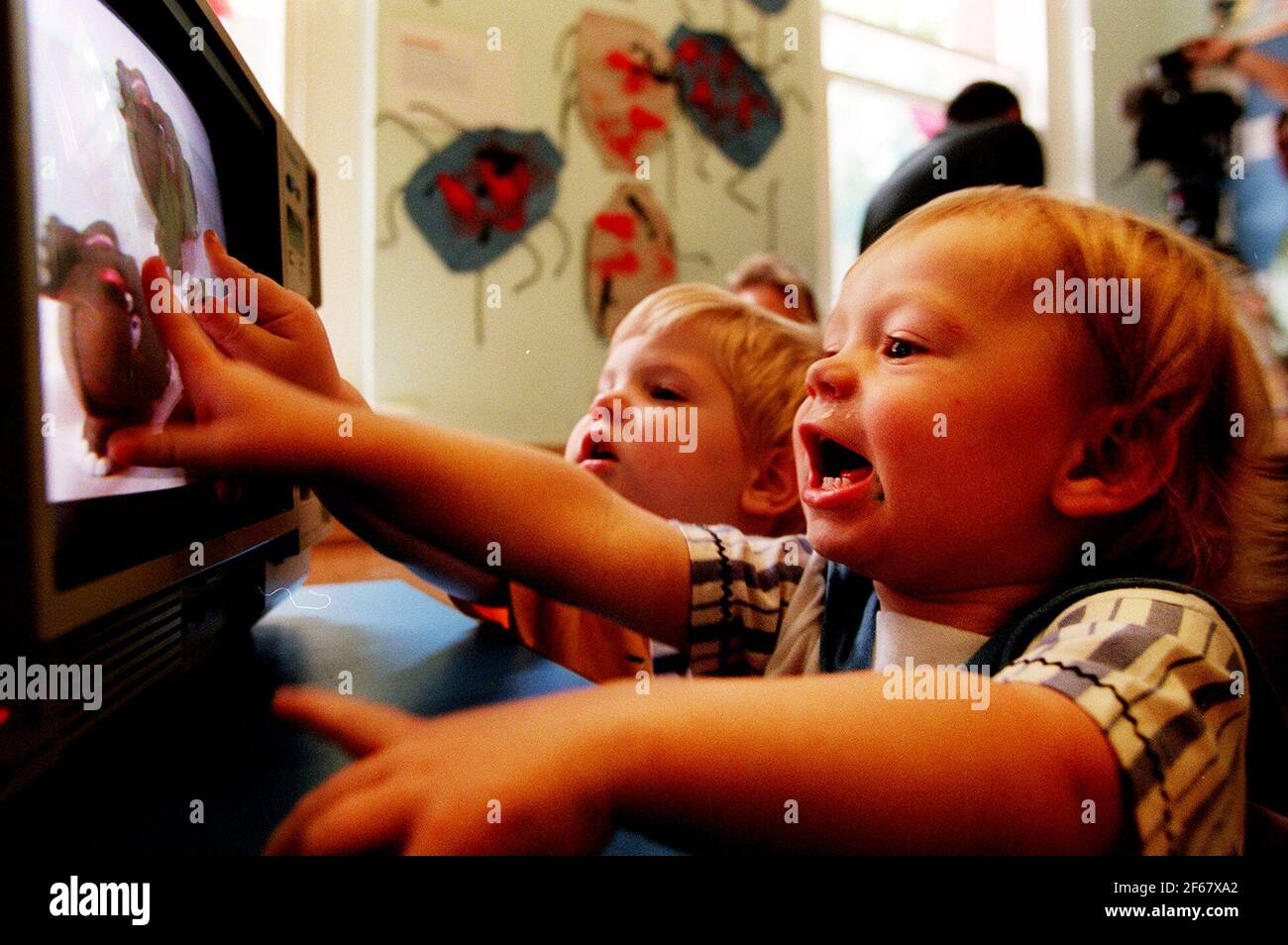 Kinder in der großen ormond Street Hospital Kreche geben ihr Urteil über das Baby Bright Video, ein "neues Konzept in der Entwicklung von Kindern". Stockfoto