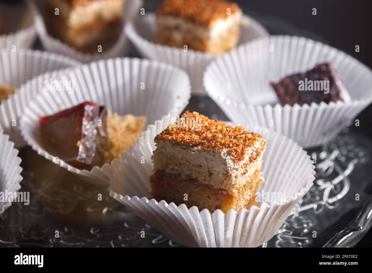 Biskuitkuchen in Pappbechern auf einem Tablett Süßes Dessert. Stockfoto