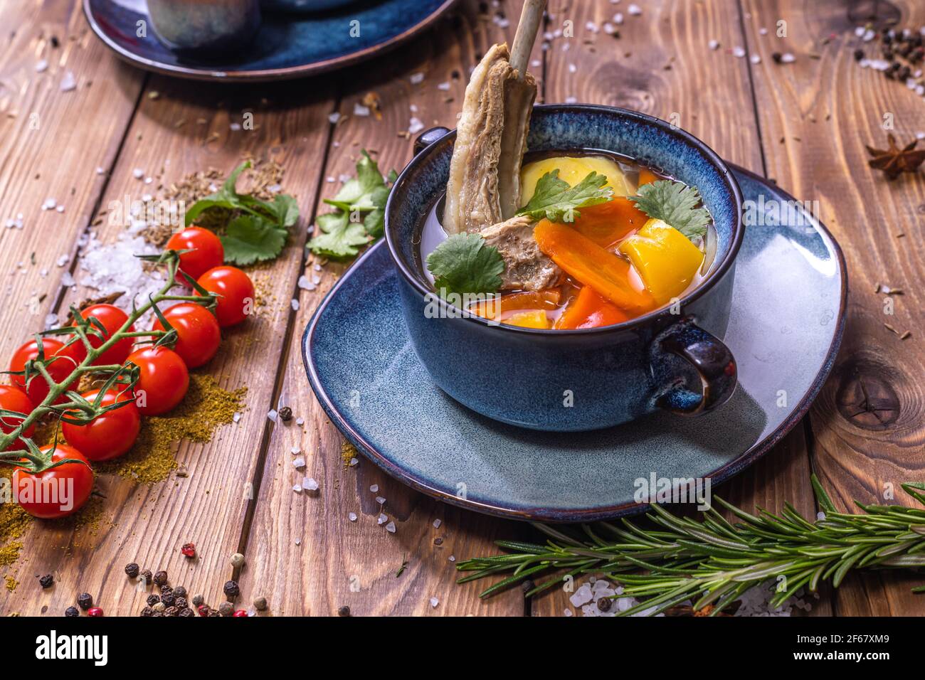 Suppe im Sortiment, Tomaten, Gewürze auf braunem Holzhintergrund. Speisekarte im Restaurant. Stockfoto