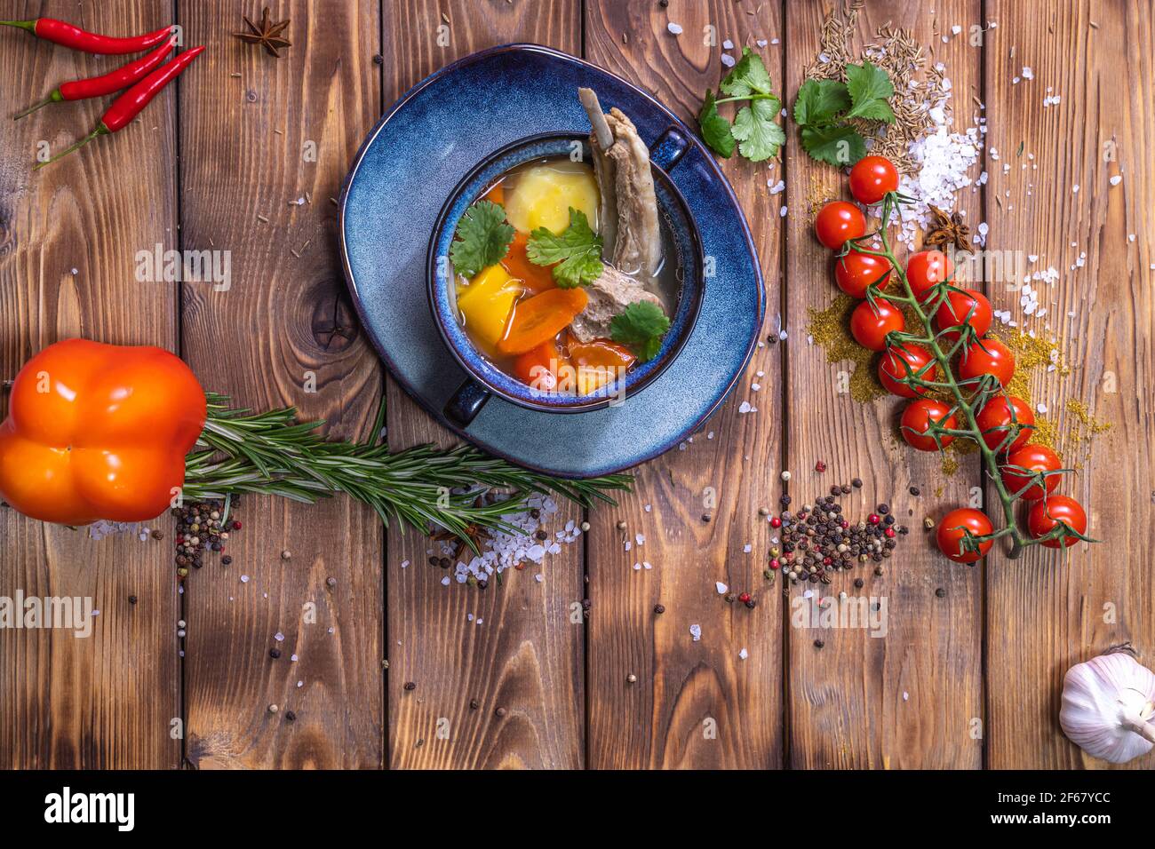 Suppe im Sortiment, Tomaten, Gewürze auf braunem Holzhintergrund. Speisekarte im Restaurant. Stockfoto