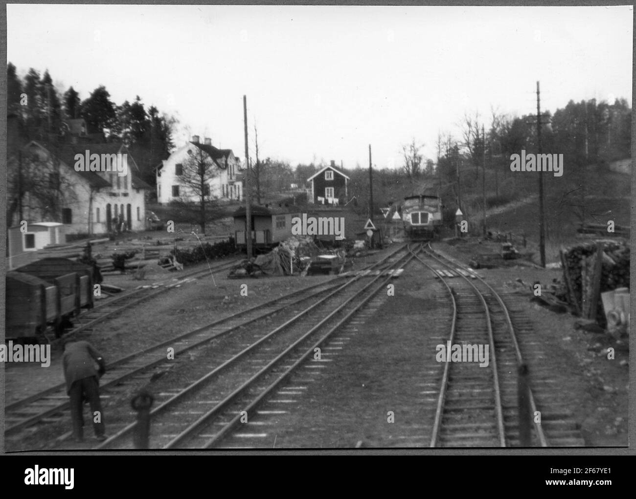 Umbau von Storsjö Bangård auf Normalspur. Schotterzug von der Staatsbahn gezogen, SJ Z65 526 auf dem Weg in. Stockfoto
