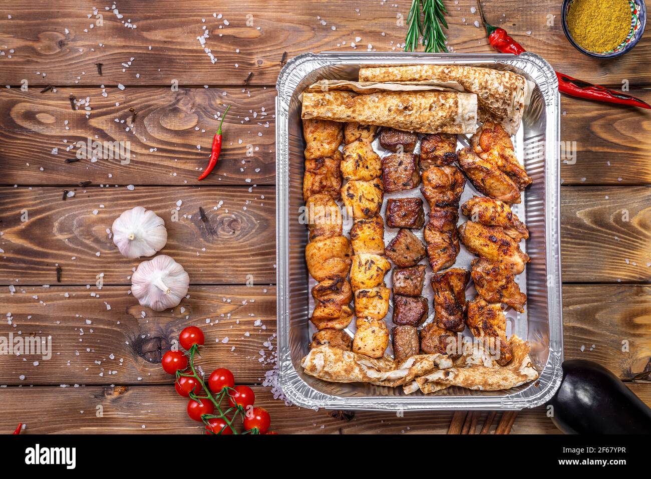 Shish Kebab und lula Kebab werden in einen Behälter gegeben. Lieferung von Lebensmitteln aus Restaurants. Stockfoto