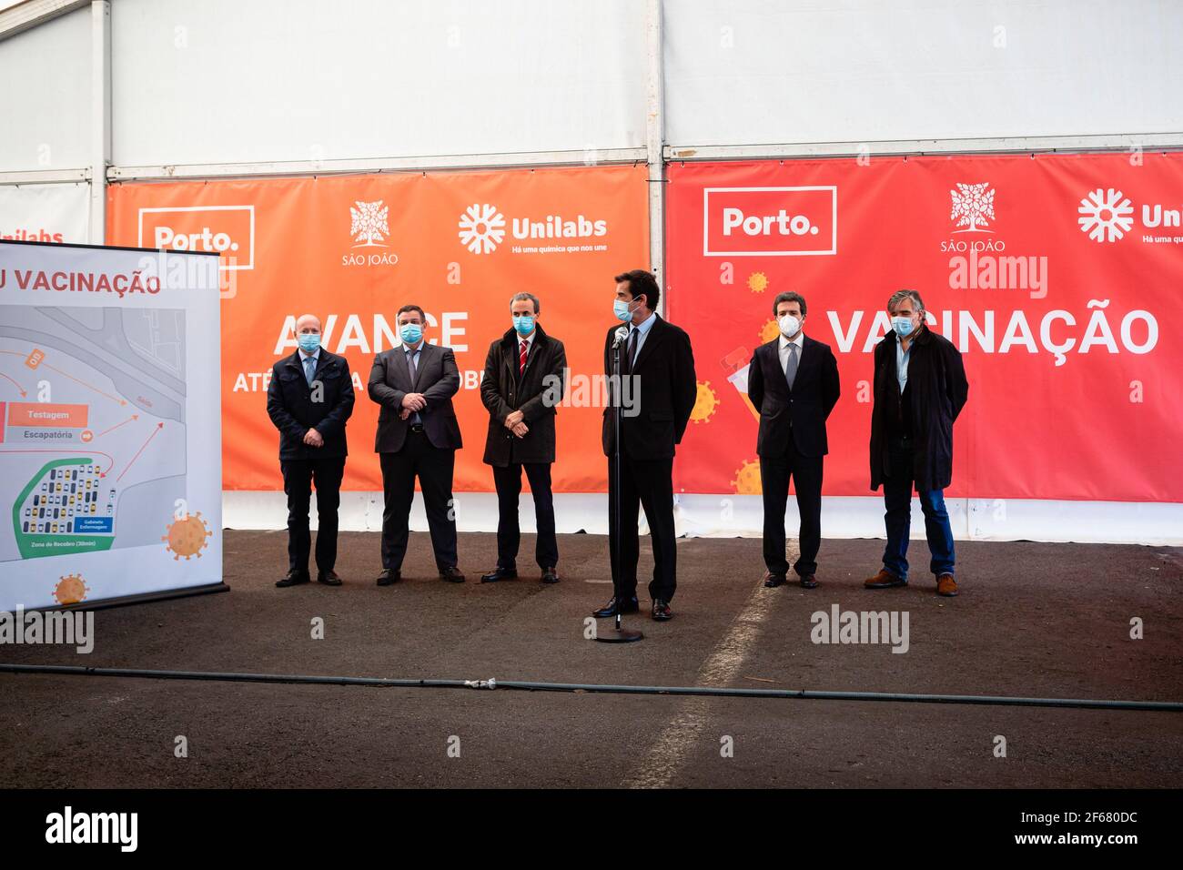 Porto, Portugal. Februar 2021, 10th. Rui Moreira, Bürgermeister der Gemeinde Porto, sprach während einer Pressekonferenz über die Präsentation der neuen Drive-Thru-Impfeinrichtung in QueimÃ³dromo, Porto, um das Tempo des Impfprozesses COVID-19 zu beschleunigen, sobald genügend Impfdosen zur Verfügung stehen. Quelle: Teresa Nunes/SOPA Images/ZUMA Wire/Alamy Live News Stockfoto