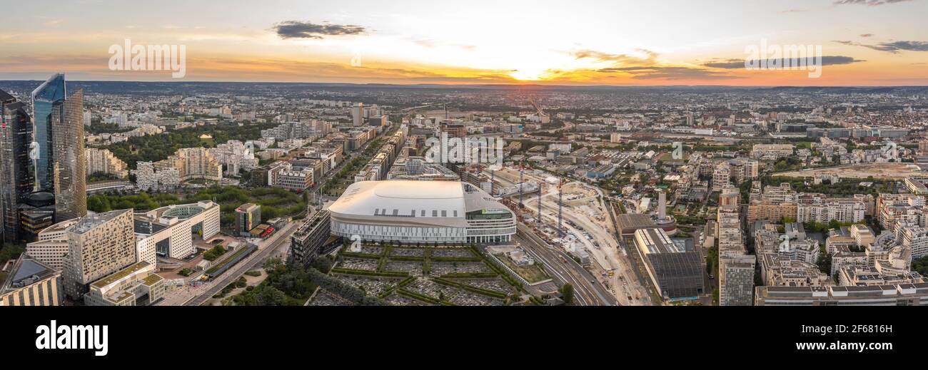 Paris, Frankreich - 20. Jun 2020: Panorama-Luftaufnahme von Wolkenkratzern nach Pandemiesperre in La Defense bei Sonnenuntergang Stockfoto