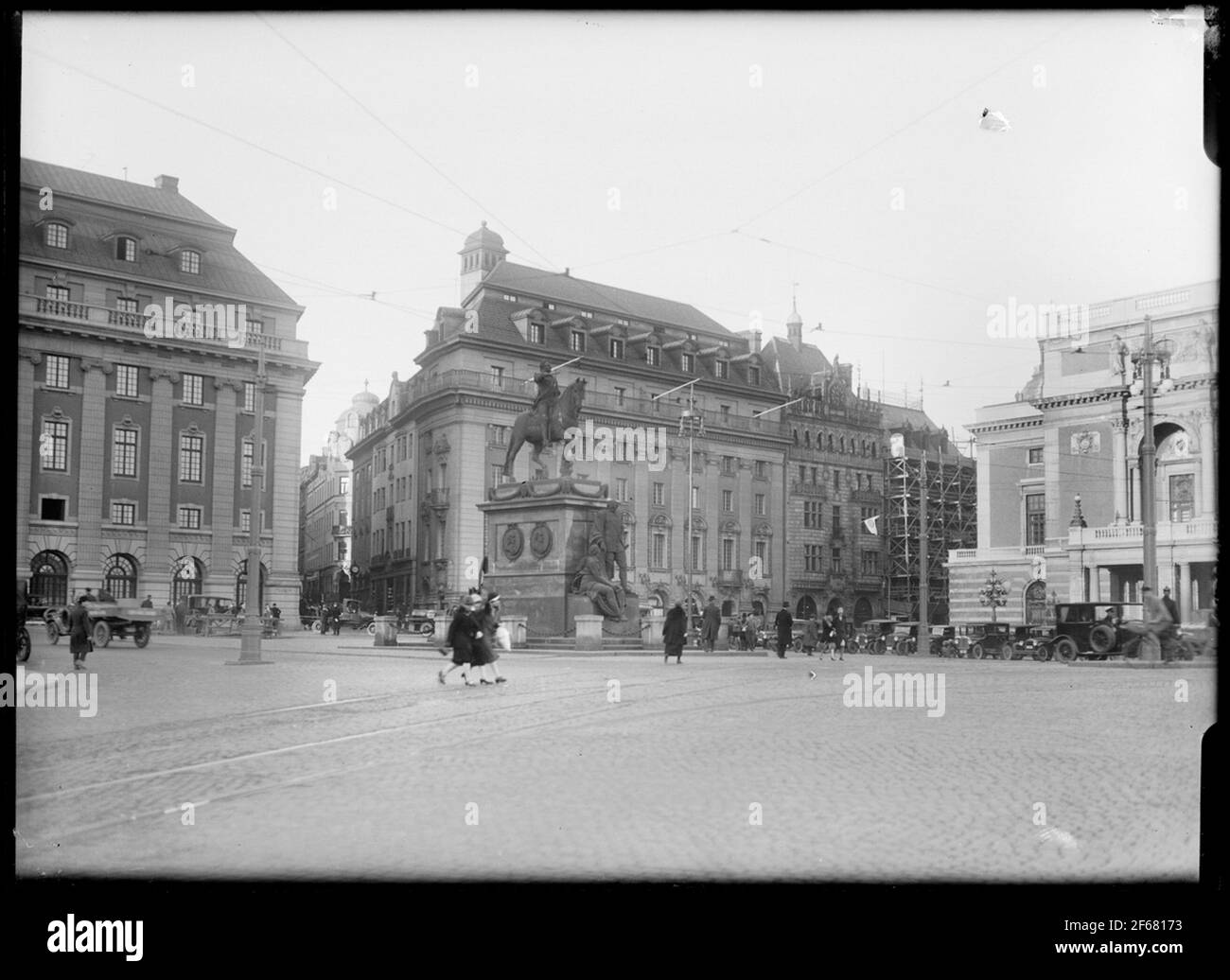 Gustav Adolfs Platz, Stockholm. Die königliche Oper ist im Bild rechts verdunkelt. Stockfoto