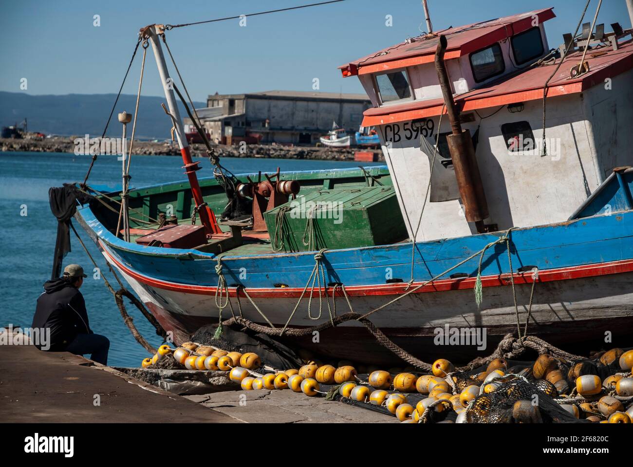 TALCAHUANO, CHILE - 21. APRIL 2010: Zerstörtes Boot durch Tsunami an Land gespült Stockfoto