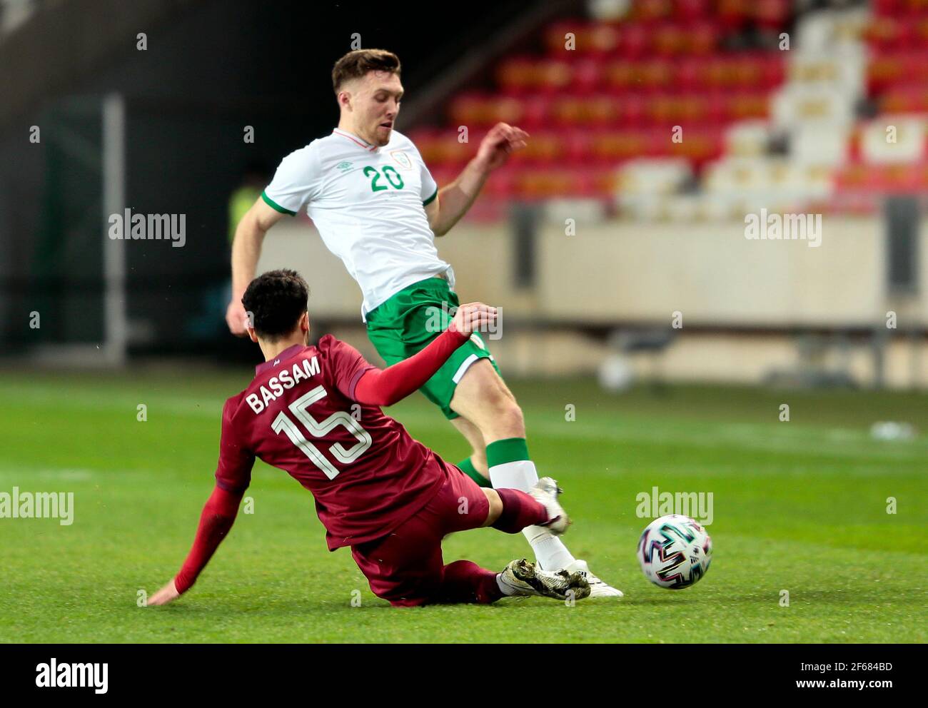 Katars Bassam Al-Rawi fordert Dara O'Shea während des internationalen Freundschaftsspiel im Nagyerdei Stadion, Ungarn, heraus. Bilddatum: Dienstag, 30. März 2021. Stockfoto