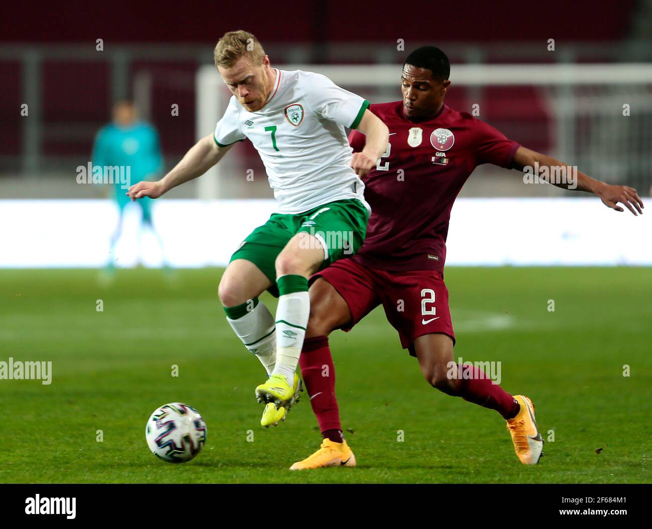 Daryl Horgan (links) der Republik Irland und Ro-Ro von Katar kämpfen beim internationalen Freundschaftsspiel im Nagyerdei Stadion in Ungarn um den Ball. Bilddatum: Dienstag, 30. März 2021. Stockfoto