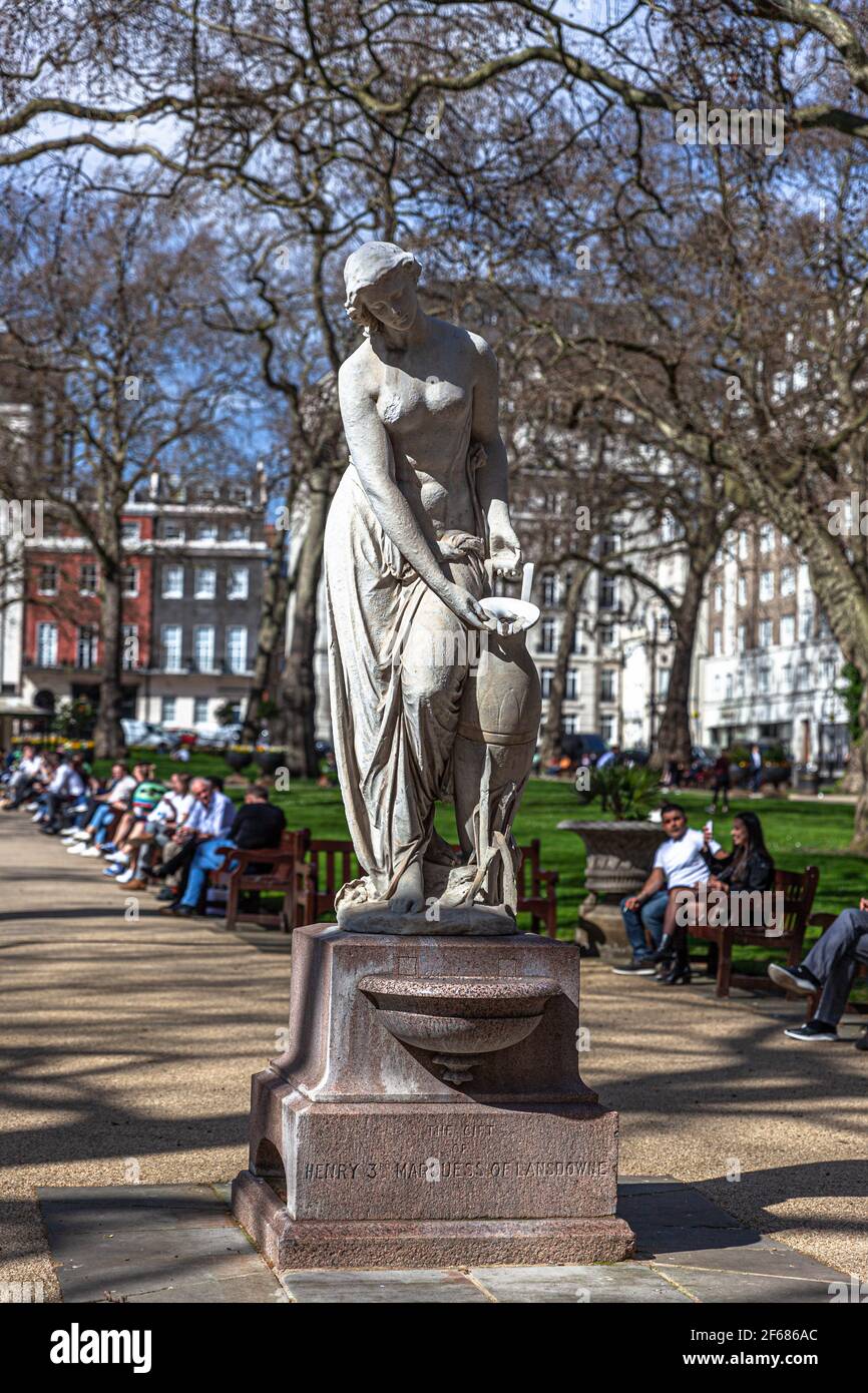Nymphenstatue von Alexander Munro auf dem Lansdowne Trinkbrunnen, Berkeley Square, Mayfair, London, England, VEREINIGTES KÖNIGREICH. Stockfoto