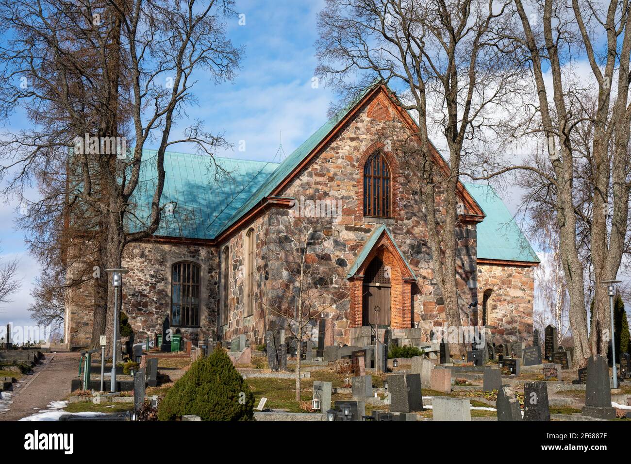 Mittelalterliche Kirche aus grauem Stein in Kirkkonummi, Finnland Stockfoto