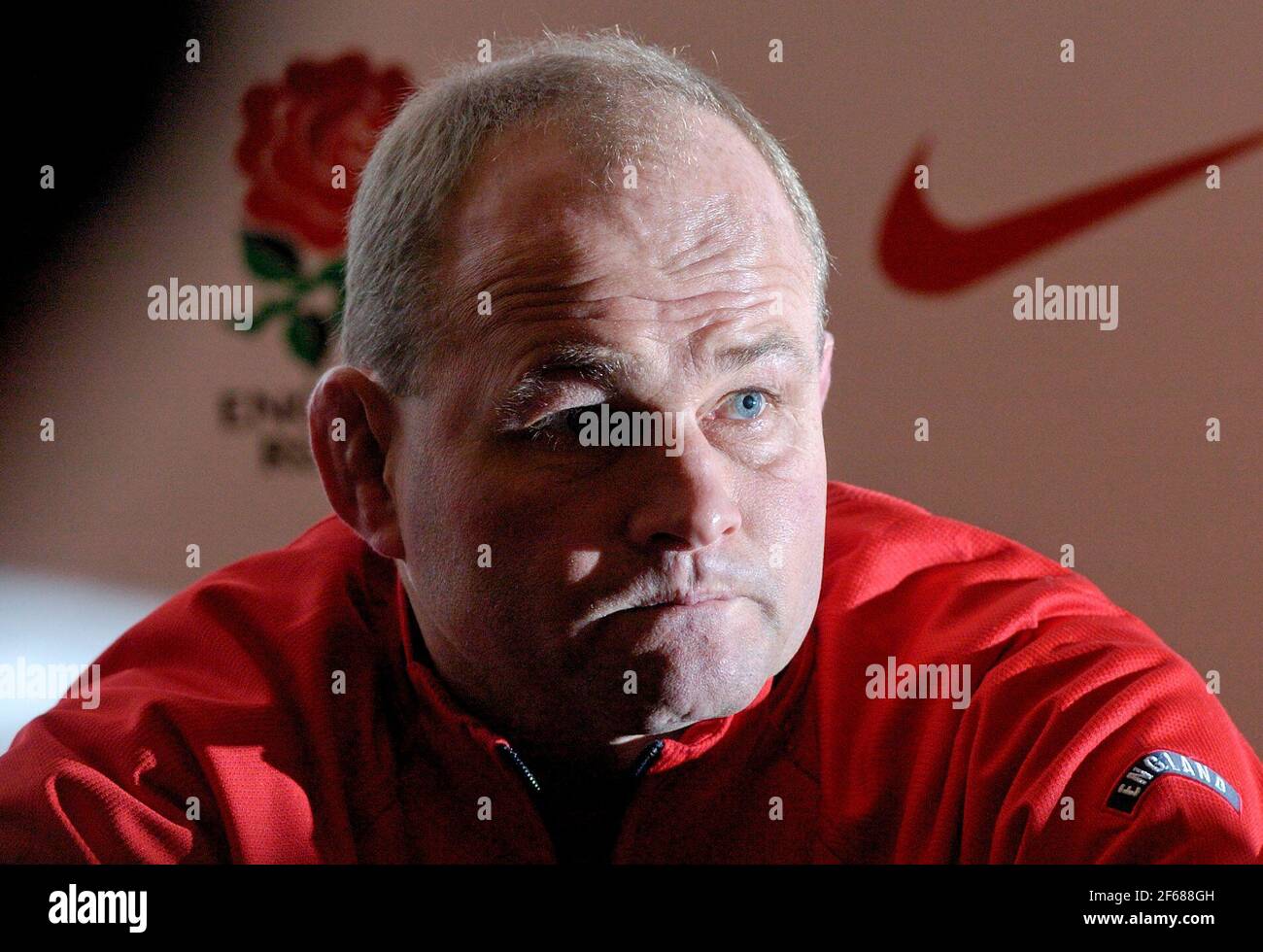 ENGLAND PRESSE CONFF IM PENNYHILL PARK HOTEL FÜR IHRE SECHS NATIONEN SPIEL WIOTH ITALIEN. ENGLAND CHEFTRAINER ANDY ROBINSON . 8/3/2005 BILD DAVID ASHDOWNRUGBY ENGLAND Stockfoto