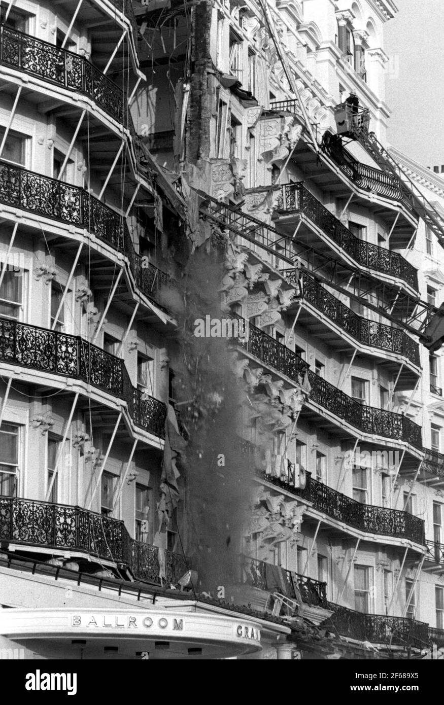 TRÜMMER FALLEN AUS DEM GRAND HOTEL BRIGHTON VON DER IRA BOMBARDIERT,1984 PIC MIKE WALKER, Stockfoto