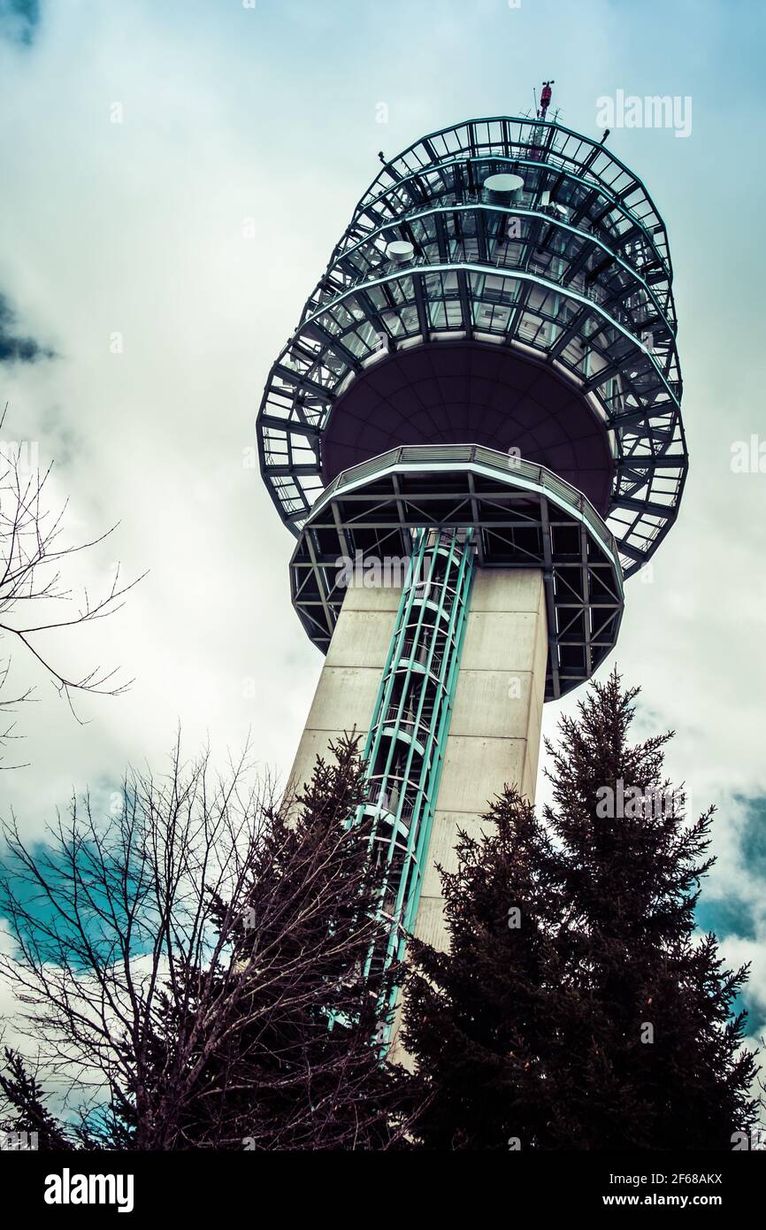 Blick von unten auf den Telekommunikations- und Funkturm Mont-Gibloux, aufgenommen in Sorens, Freiburg, Schweiz Stockfoto