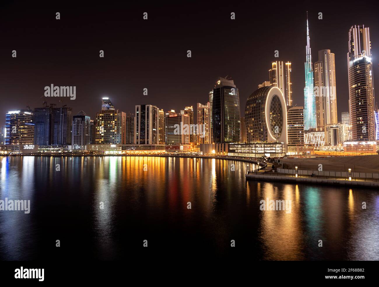 Wunderschöne Aussicht auf die beleuchteten Himmelsschrapper und den Burj khalifa, aufgenommen von der Marasi Drive im Business Bay District, Dubai, VAE. Stockfoto Wunderschöne Aussicht auf die beleuchteten Himmelsschrapper und den Burj khalifa, aufgenommen von der Marasi Drive im Business Bay District, Dubai, VAE. Stockfoto
