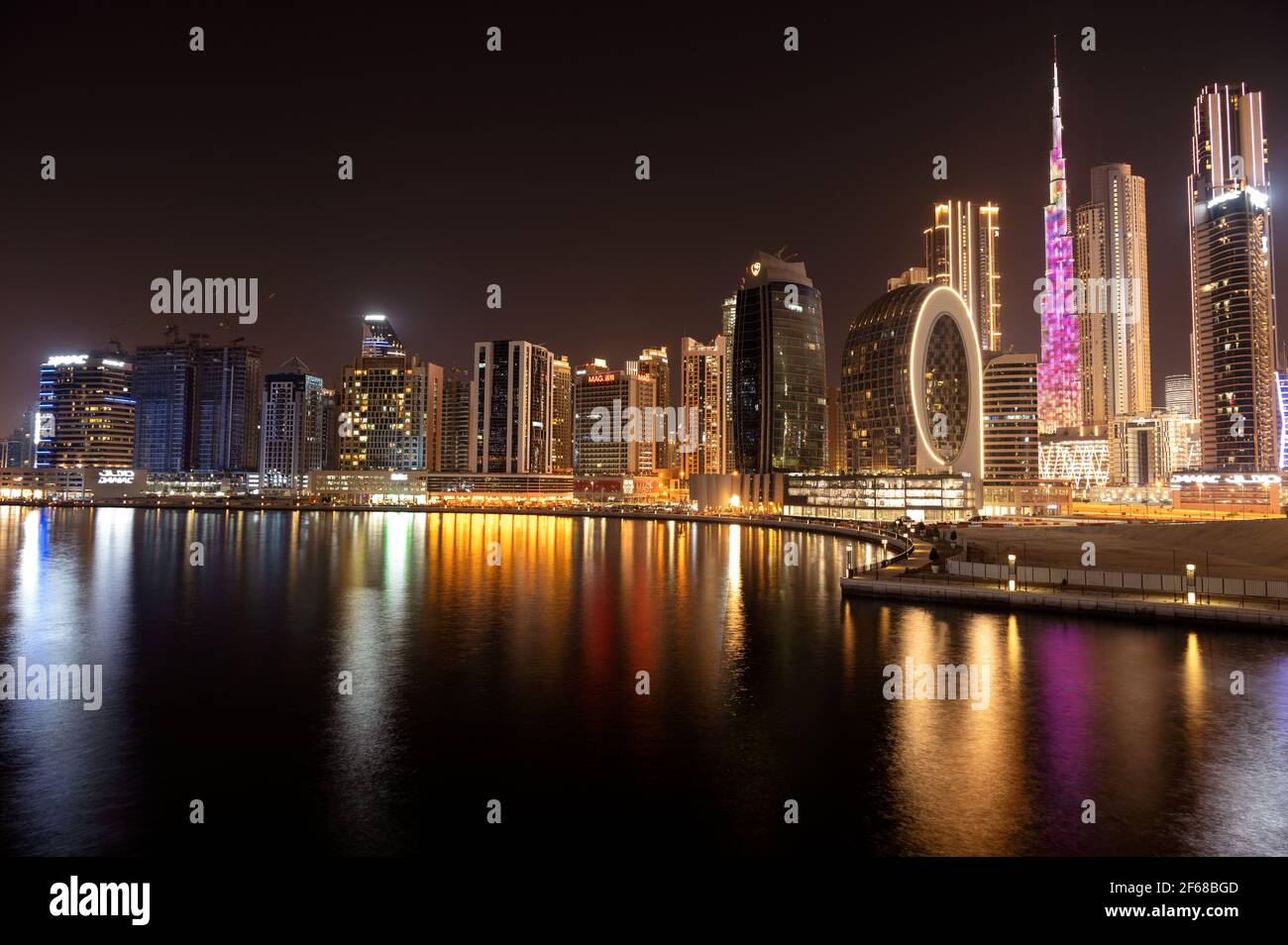 Wunderschöne Aussicht auf die beleuchteten Himmelsschrapper und den Burj khalifa, aufgenommen von der Marasi Drive im Business Bay District, Dubai, VAE. Stockfoto Wunderschöne Aussicht auf die beleuchteten Himmelsschrapper und den Burj khalifa, aufgenommen von der Marasi Drive im Business Bay District, Dubai, VAE. Stockfoto