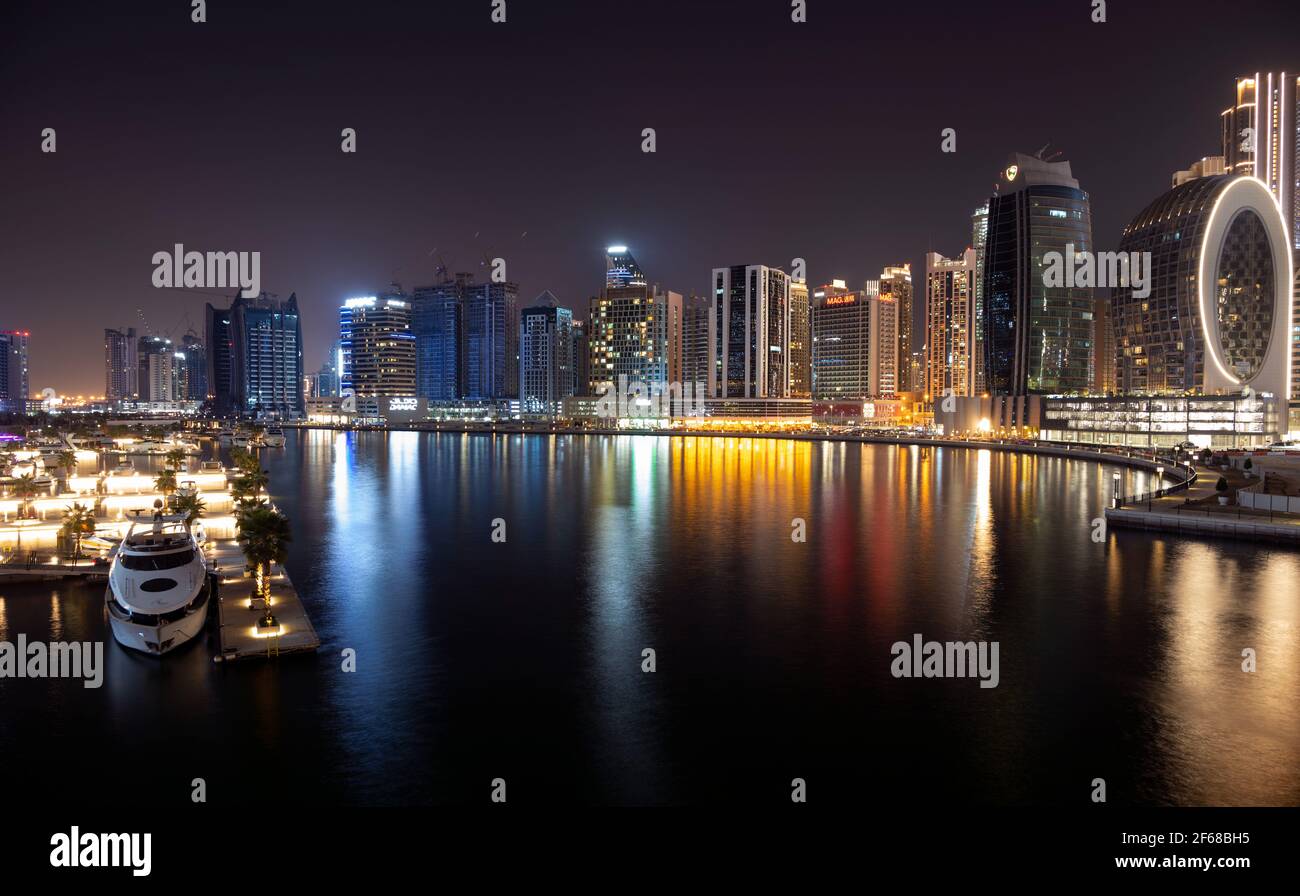 Wunderschöne Aussicht auf die beleuchteten Himmelsschrapper und den Burj khalifa, aufgenommen von der Marasi Drive im Business Bay District, Dubai, VAE. Stockfoto Wunderschöne Aussicht auf die beleuchteten Himmelsschrapper und den Burj khalifa, aufgenommen von der Marasi Drive im Business Bay District, Dubai, VAE. Stockfoto