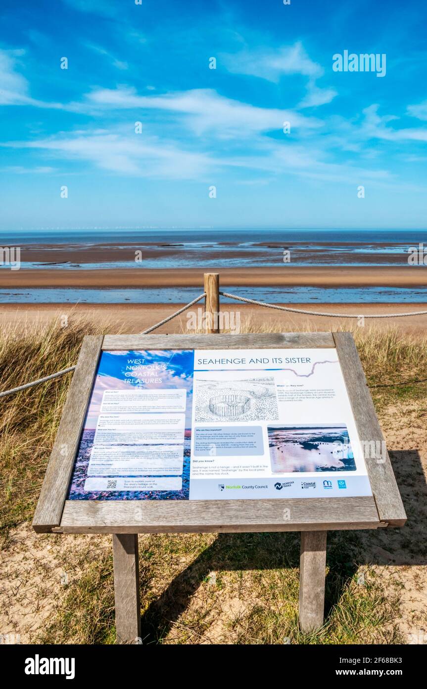 Ein Interpretationsschild am Fundort Seahenge an der Holme-next-the-Sea an der Nord-Norfolk-Küste. Stockfoto