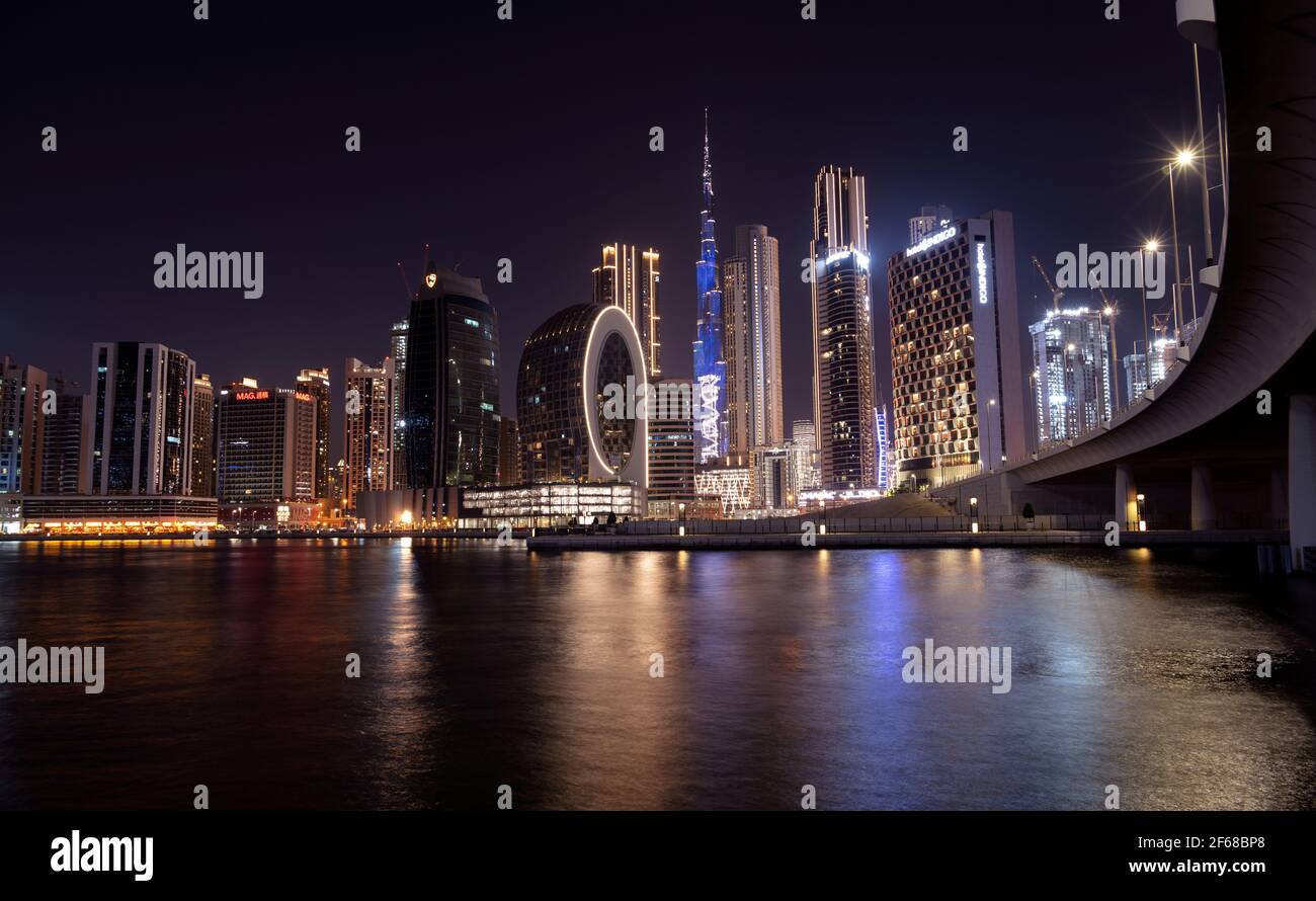 Wunderschöne Aussicht auf die beleuchteten Himmelsschrapper und den Burj khalifa, aufgenommen von der Marasi Drive im Business Bay District, Dubai, VAE. Stockfoto Wunderschöne Aussicht auf die beleuchteten Himmelsschrapper und den Burj khalifa, aufgenommen von der Marasi Drive im Business Bay District, Dubai, VAE. Stockfoto