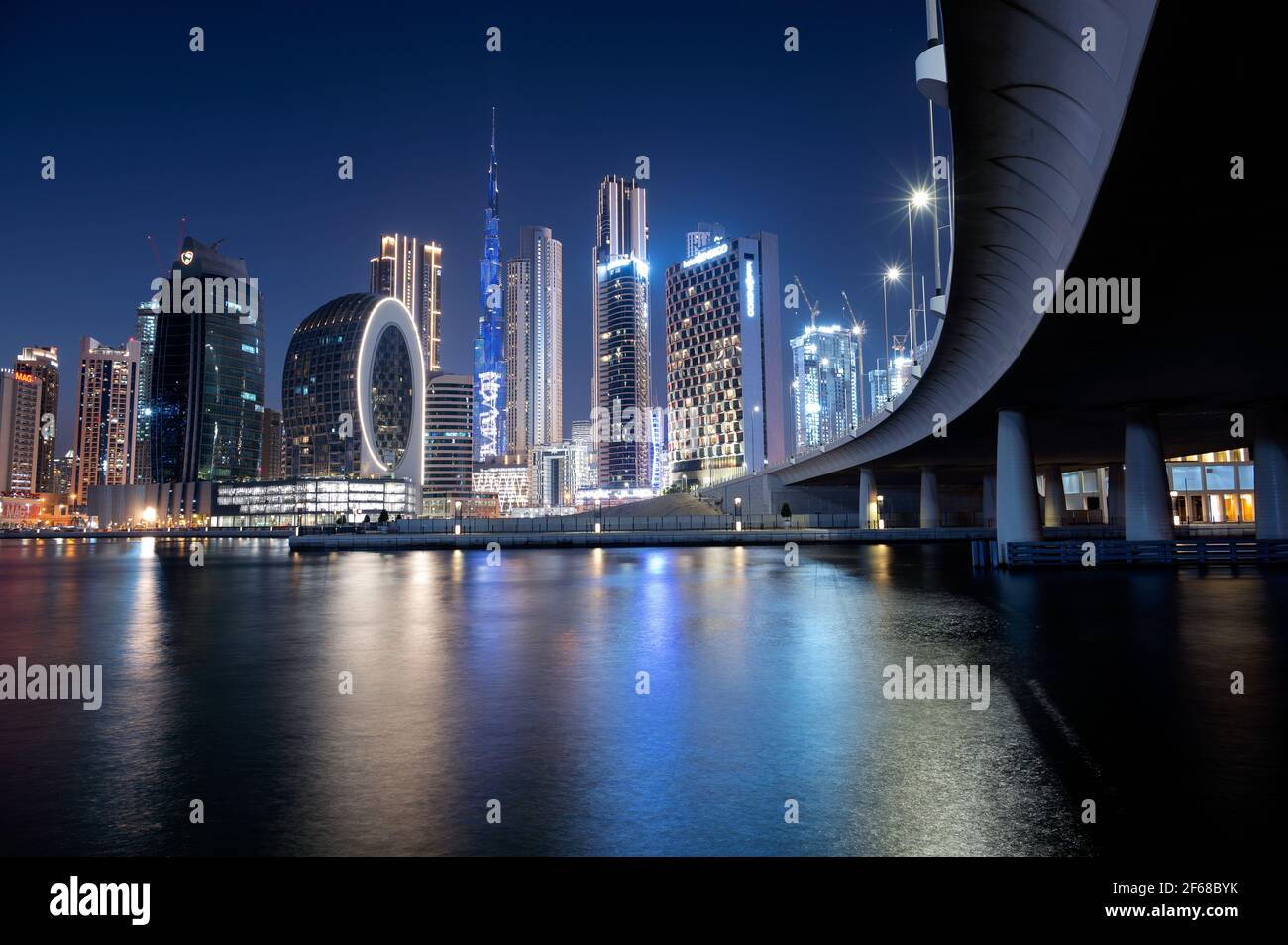 Wunderschöne Aussicht auf die beleuchteten Himmelsschrapper und den Burj khalifa, aufgenommen von der Marasi Drive im Business Bay District, Dubai, VAE. Stockfoto Wunderschöne Aussicht auf die beleuchteten Himmelsschrapper und den Burj khalifa, aufgenommen von der Marasi Drive im Business Bay District, Dubai, VAE. Stockfoto