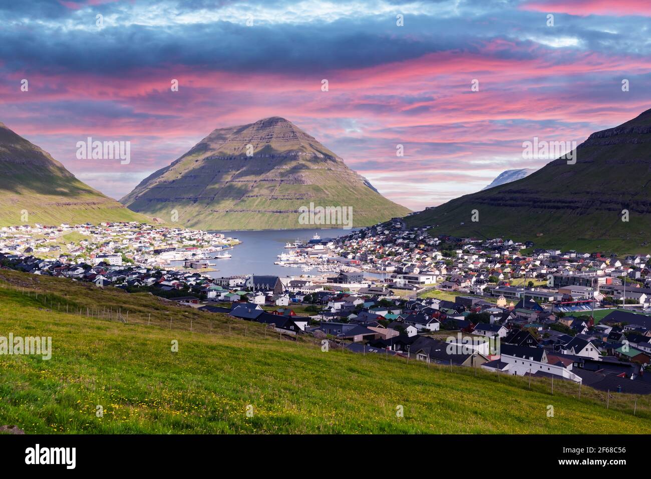Atemberaubende Stadtlandschaft der Stadt Klaksvik Stockfoto