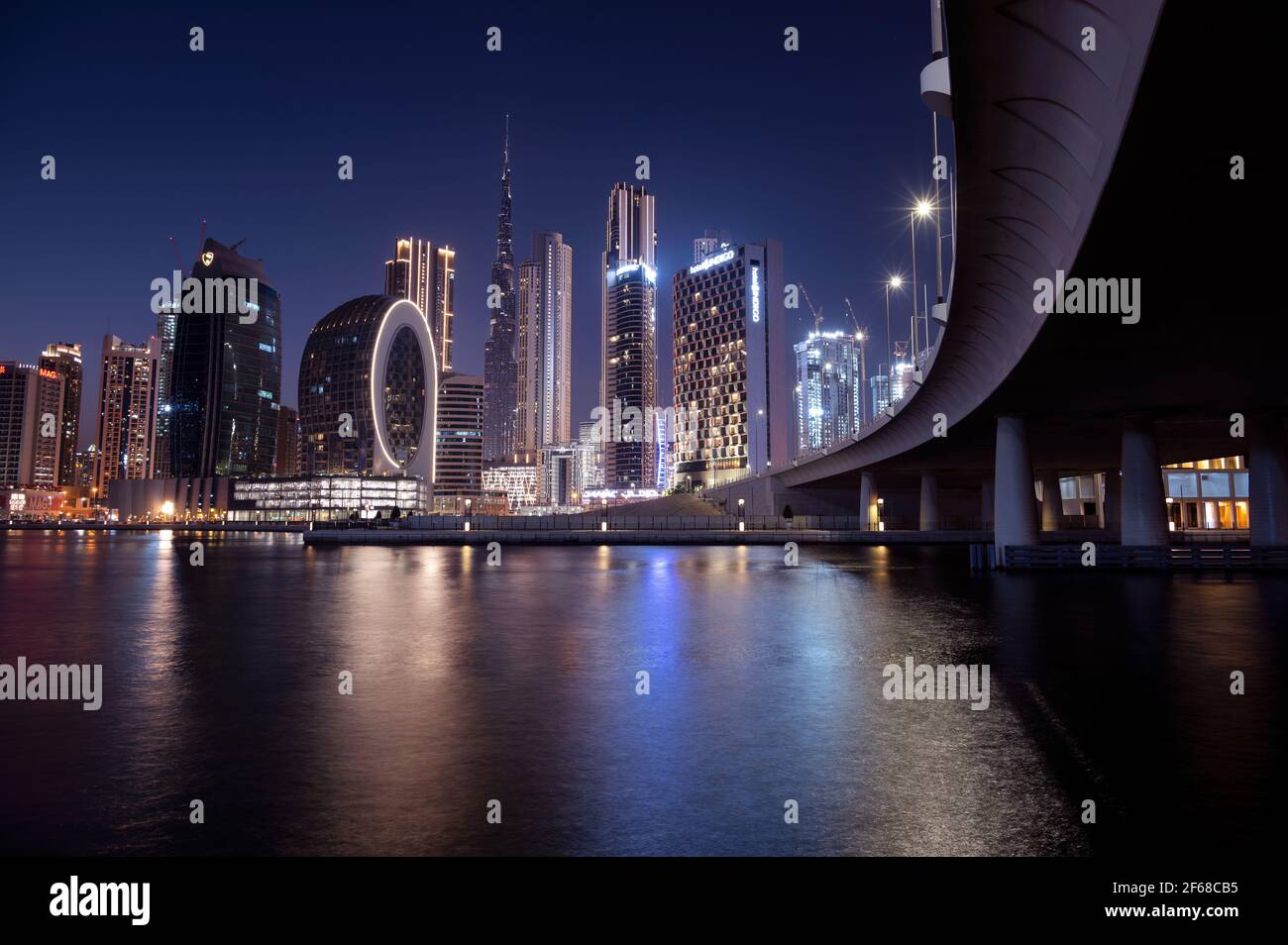 Wunderschöne Aussicht auf die beleuchteten Himmelsschrapper und den Burj khalifa, aufgenommen von der Marasi Drive im Business Bay District, Dubai, VAE. Stockfoto Wunderschöne Aussicht auf die beleuchteten Himmelsschrapper und den Burj khalifa, aufgenommen von der Marasi Drive im Business Bay District, Dubai, VAE. Stockfoto