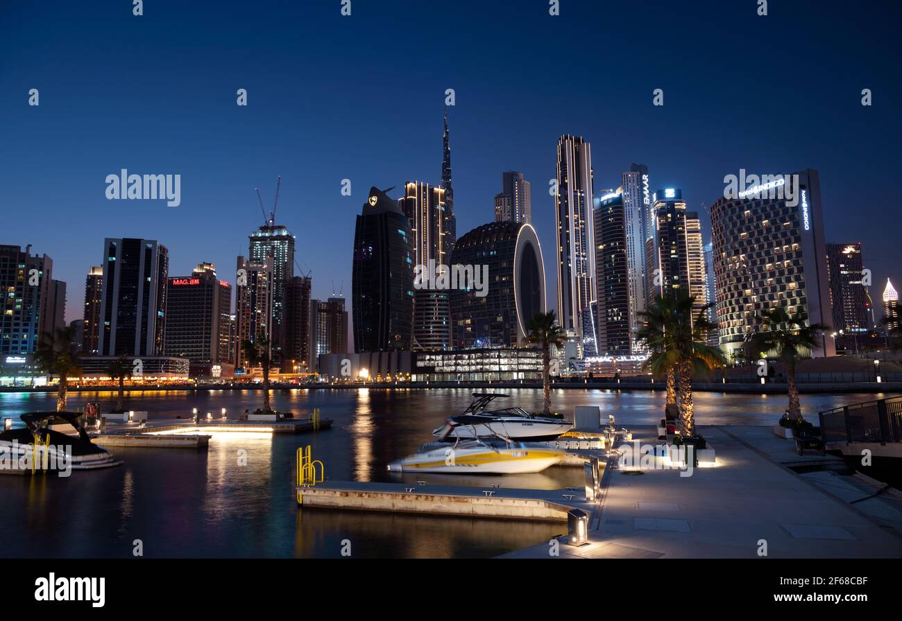 Blick auf die beleuchteten Kreuzschiffe, die sich mit dem Burj khalifa und anderen Himmelsschrottern Reihen, die vom Marasi Drive in der Business Bay aufgenommen wurden Stockfoto Blick auf die beleuchteten Kreuzschiffe, die sich mit dem Burj khalifa und anderen Himmelsschrottern Reihen, die vom Marasi Drive in der Business Bay aufgenommen wurden Stockfoto