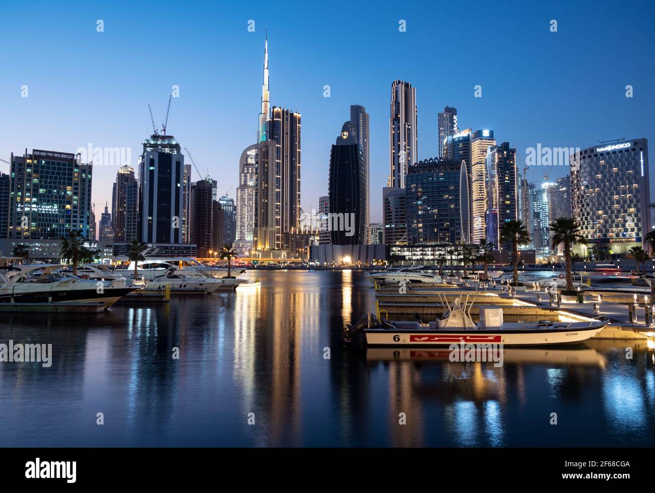 Blick auf die beleuchteten Kreuzschiffe, die sich mit dem Burj khalifa und anderen vom Marasi Drive erfassten Himmelsschrottern aneinanderreihten Stockfoto Blick auf die beleuchteten Kreuzschiffe, die sich mit dem Burj khalifa und anderen vom Marasi Drive erfassten Himmelsschrottern aneinanderreihten Stockfoto