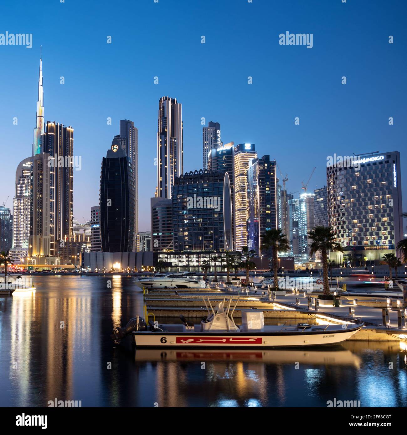 Blick auf die beleuchteten Kreuzschiffe, die sich mit dem Burj khalifa und anderen vom Marasi Drive erfassten Himmelsschrottern aneinanderreihten Stockfoto Blick auf die beleuchteten Kreuzschiffe, die sich mit dem Burj khalifa und anderen vom Marasi Drive erfassten Himmelsschrottern aneinanderreihten Stockfoto