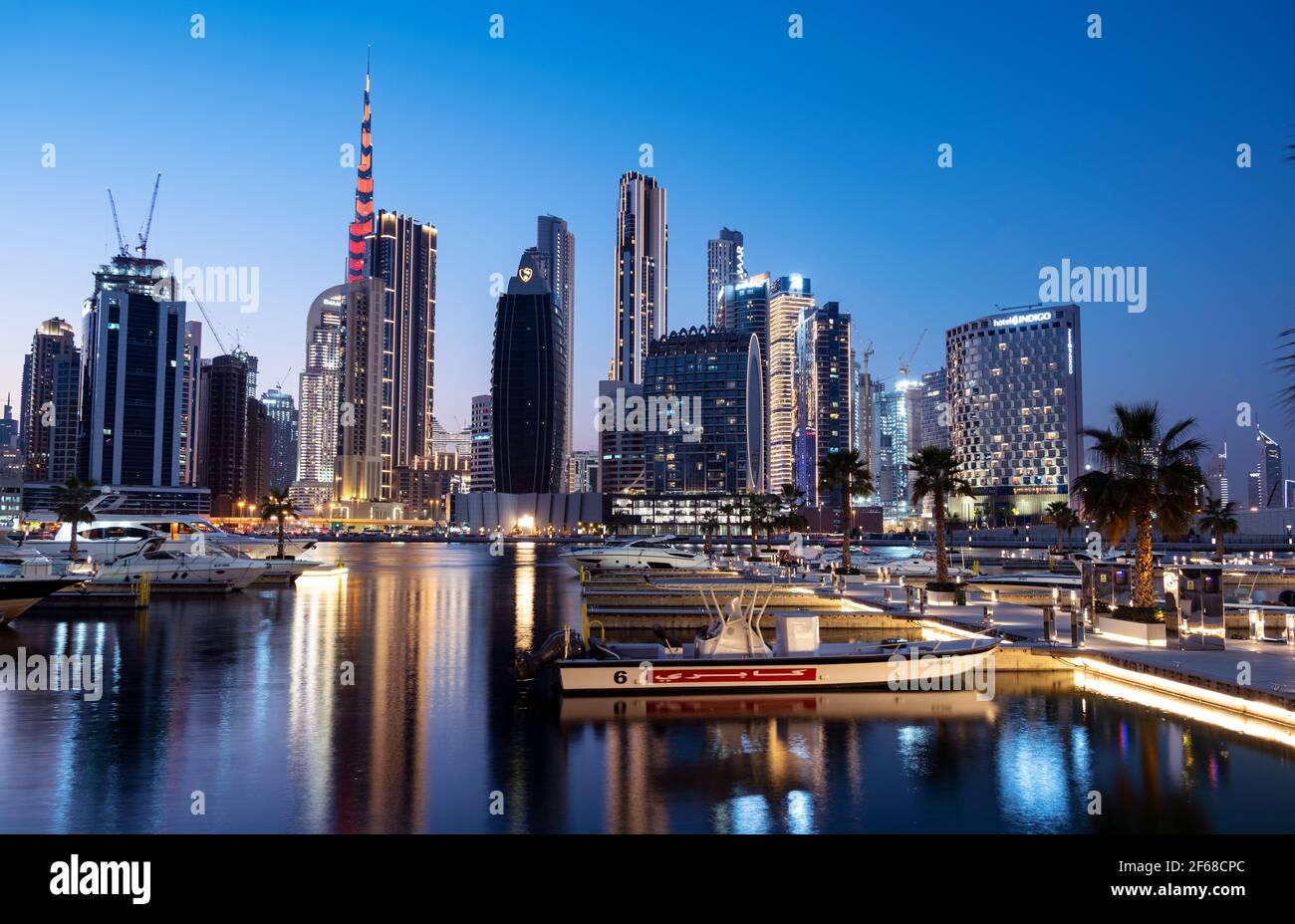 März 2021, Dubai, VAE. Blick auf die beleuchteten Kreuzschiffe, die sich mit dem Burj khalifa und anderen vom Marasi Drive erfassten Himmelsschrottern aneinanderreihten Stockfoto März 2021, Dubai, VAE. Blick auf die beleuchteten Kreuzschiffe, die sich mit dem Burj khalifa und anderen vom Marasi Drive erfassten Himmelsschrottern aneinanderreihten Stockfoto