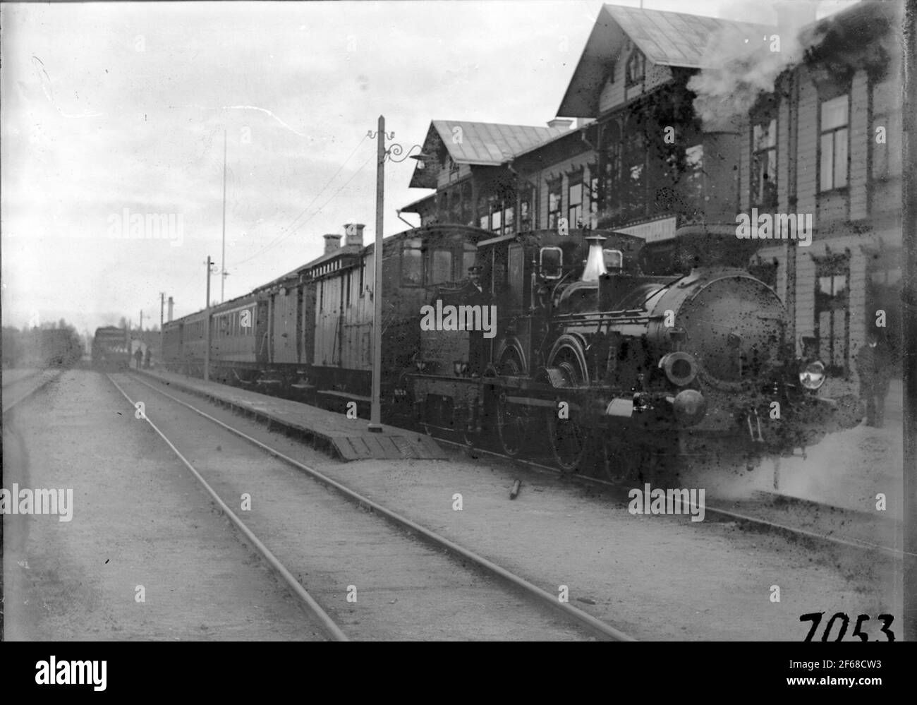 Personenzug in Bollnäs. Staatsbahn SJ Lok SJ BB1, SJ Waggons F1 Modell 1886, D1 754, BC01 1024, C01 und weitere Boggivagn.tt Stockfoto