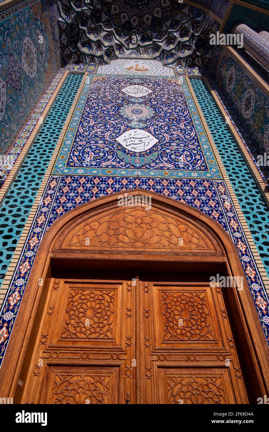 Blick auf die wunderschöne iranische Moschee mit ihren komplizierten Designs und der hölzernen Eingangstür, die in Bur Dubai, VAE, festgehalten wurde. Stockfoto