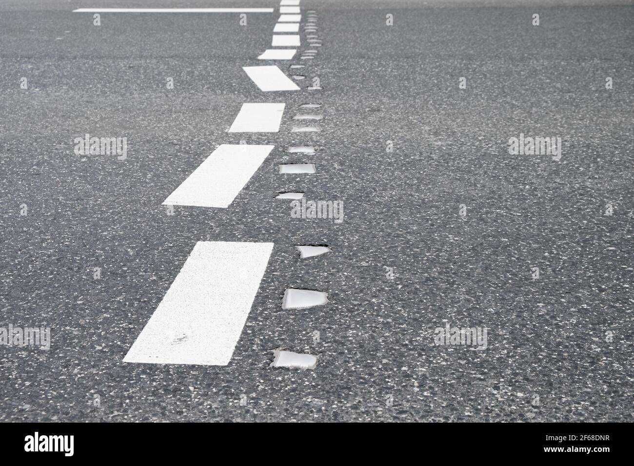 Gestörte Fahrbahnmarkierungen auf Asphalt Stockfoto