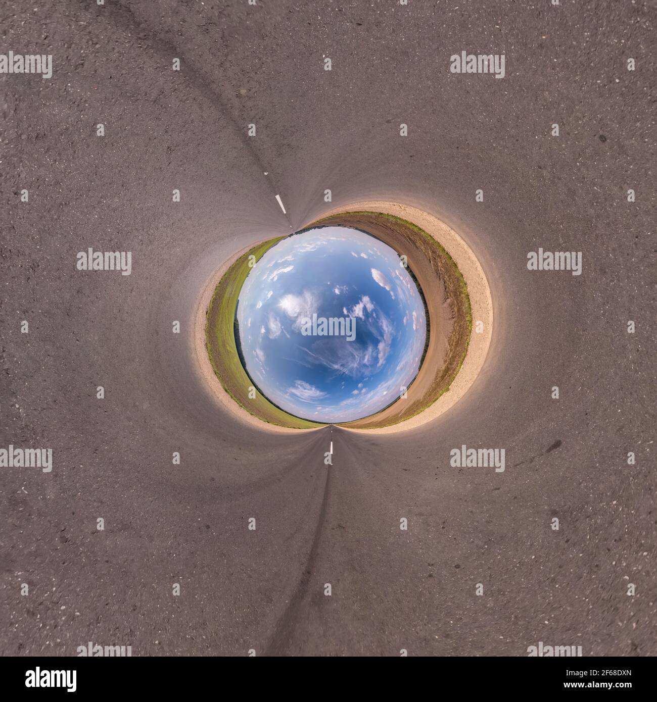 Blauer Himmelskugel in der Mitte der wirbelnden Asphaltstraße oder des Feldes. Umkehrung der winzigen Planetenumwandlung des kugelförmigen Panoramas 360 Grad. Sphärische Abstraktion Stockfoto