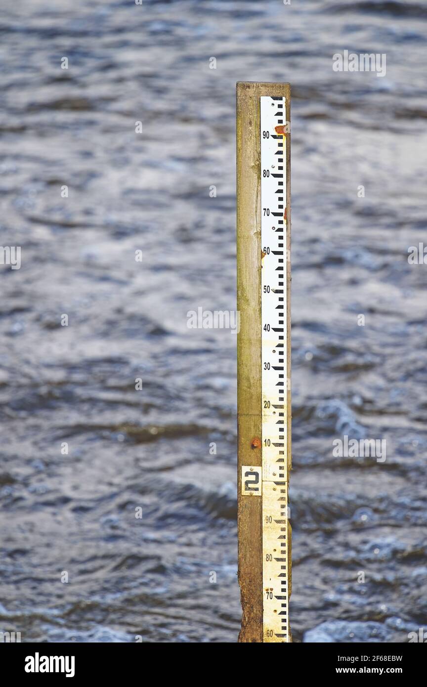 Messleitfaden für Hochwasser zur Messung des Wasserstoßes im Alouette River, Pitt Meadows, B. C., Kanada. Stock Foto. Stockfoto
