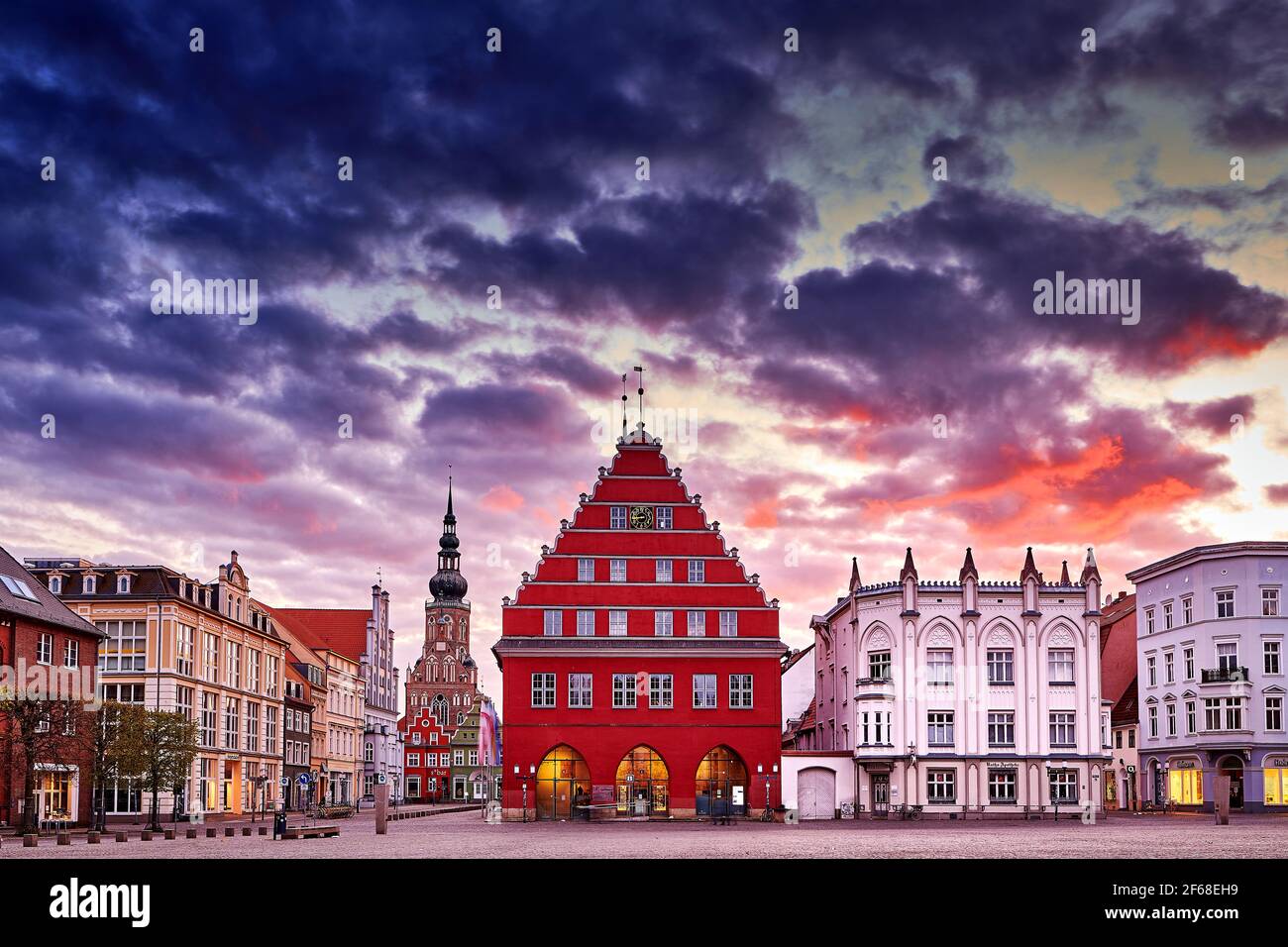 Historischer Markt von Greifswald im Sonnenuntergang Stockfoto