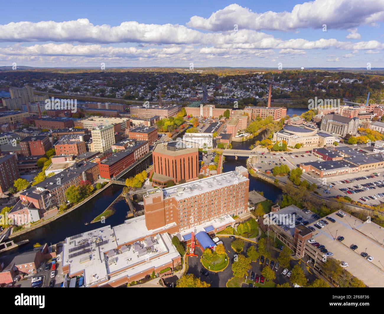 Lowell historische Innenstadt, Canal, Marrimack River und Middlesex Community College Lowell Luftaufnahme im Herbst in Lowell, Massachusetts, MA, USA. Stockfoto